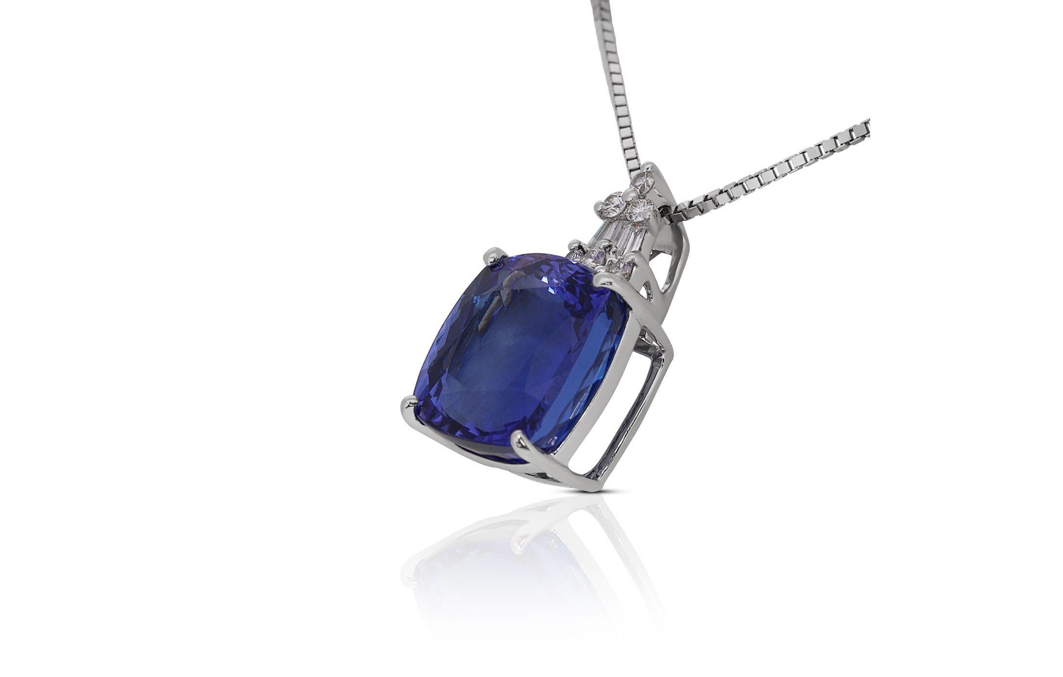 Beautiful 6.42ct Tanzanite Pendant in 18K White Gold - (Chain not included) In New Condition For Sale In רמת גן, IL