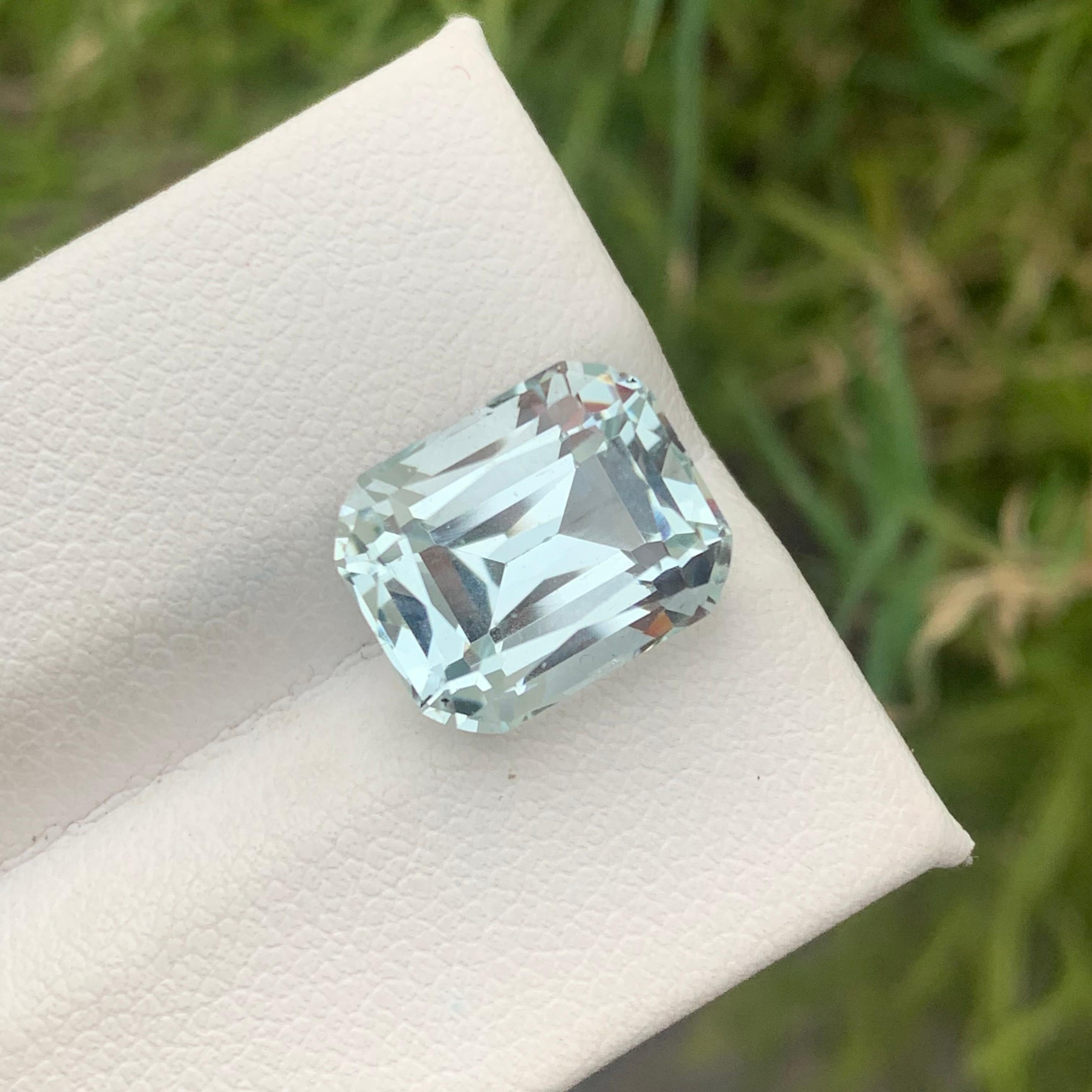 Beautiful 6.75 Carat Unheated Untreated Aquamarine from Shigar March Birthstone In New Condition For Sale In Peshawar, PK