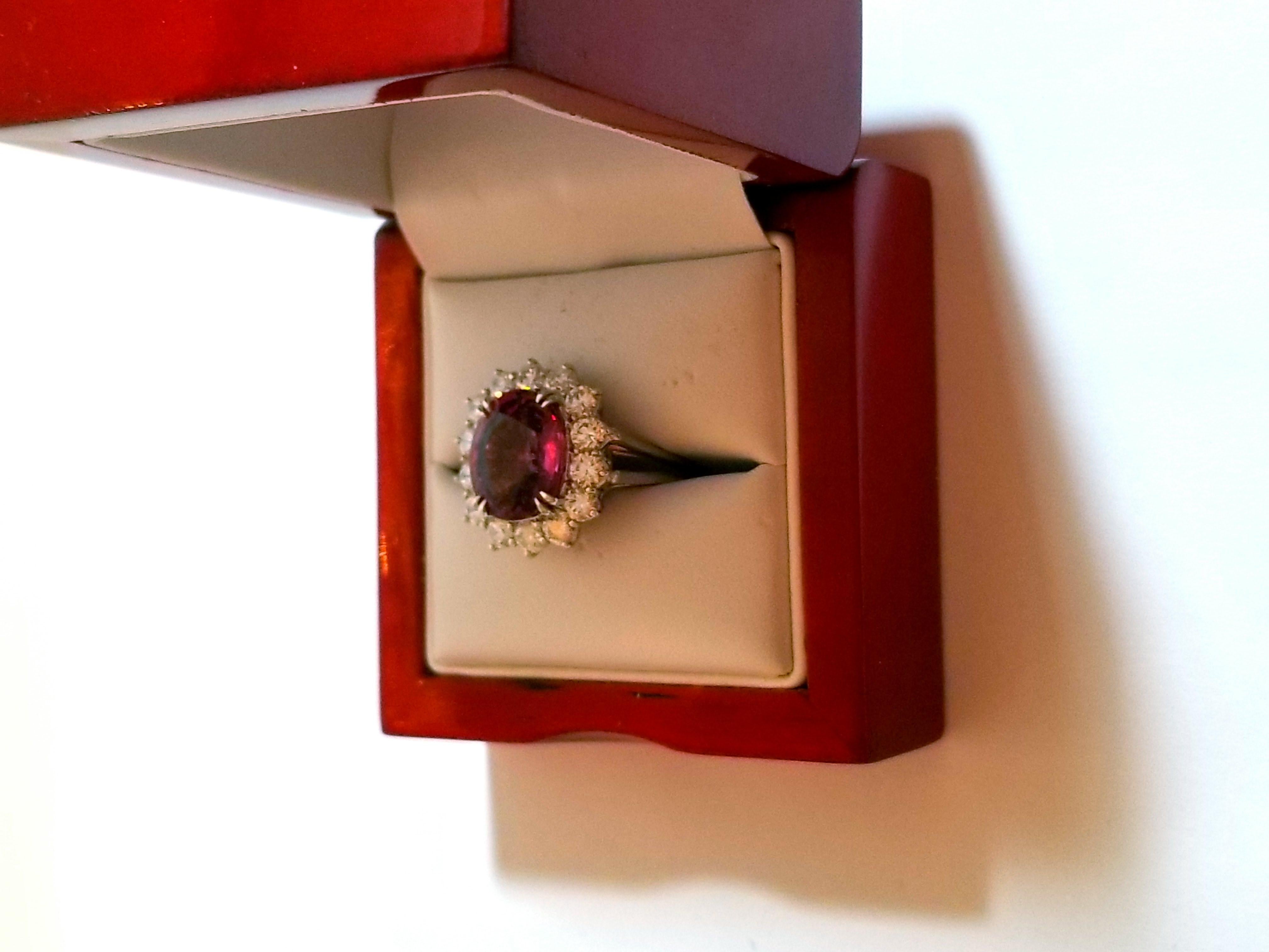  NOUVEAU Bague en platine avec diamants et spinelle rose vif naturel non chauffé de 6,77 carats en vente 1