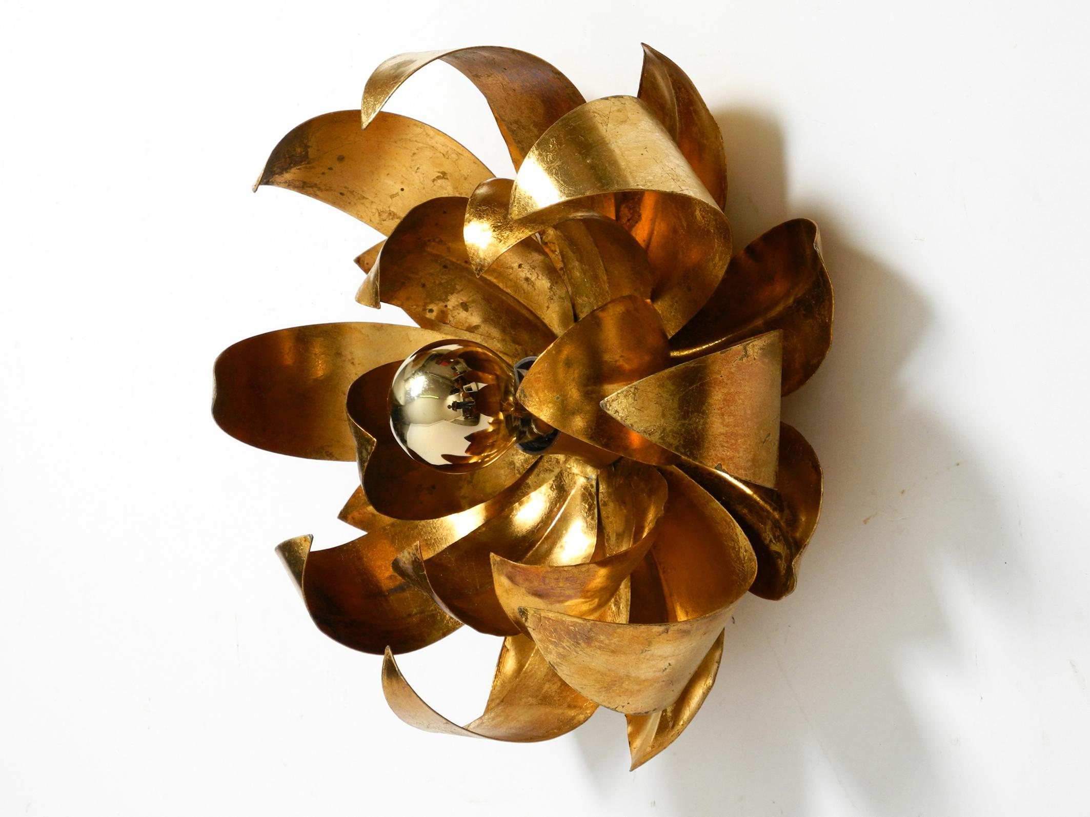 Beautiful 1970s gold plated floral Hollywood Regency wall or ceiling lamp.
Design with large long curved leaves.
Very elegant, high-quality design. Made in Germany.
Fully functional with one E27 socket up to 60W.
Very nice indirect light with a gold