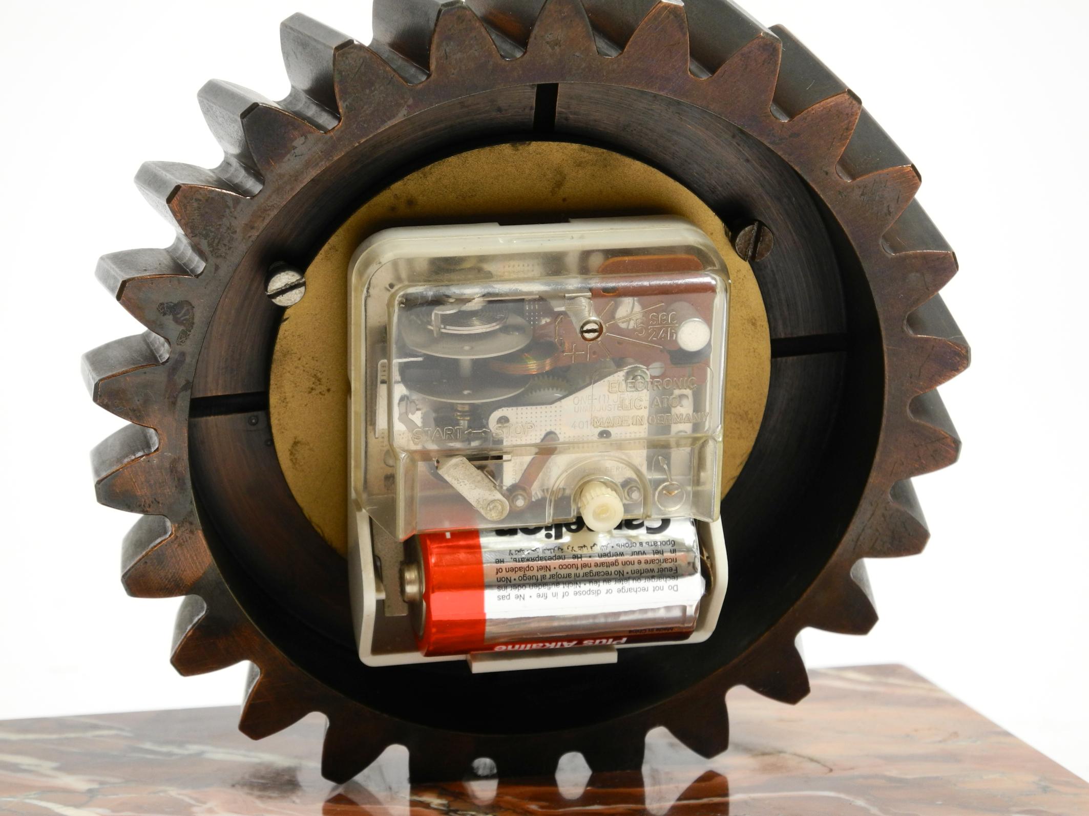 Precioso reloj de sobremesa pesado de los años 70 hecho con un engranaje de hierro y una base de mármol en venta 4