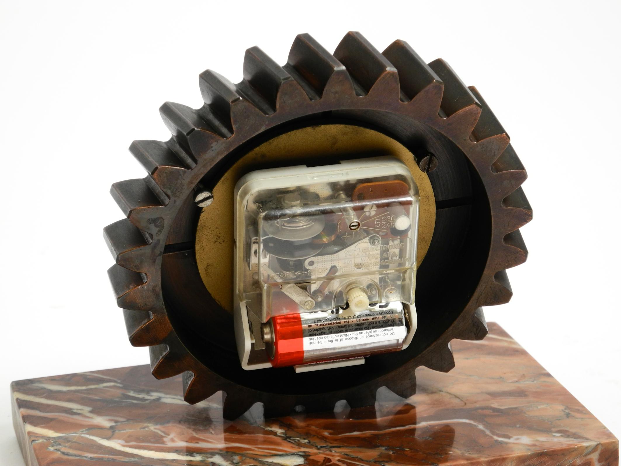 Precioso reloj de sobremesa pesado de los años 70 hecho con un engranaje de hierro y una base de mármol en venta 5