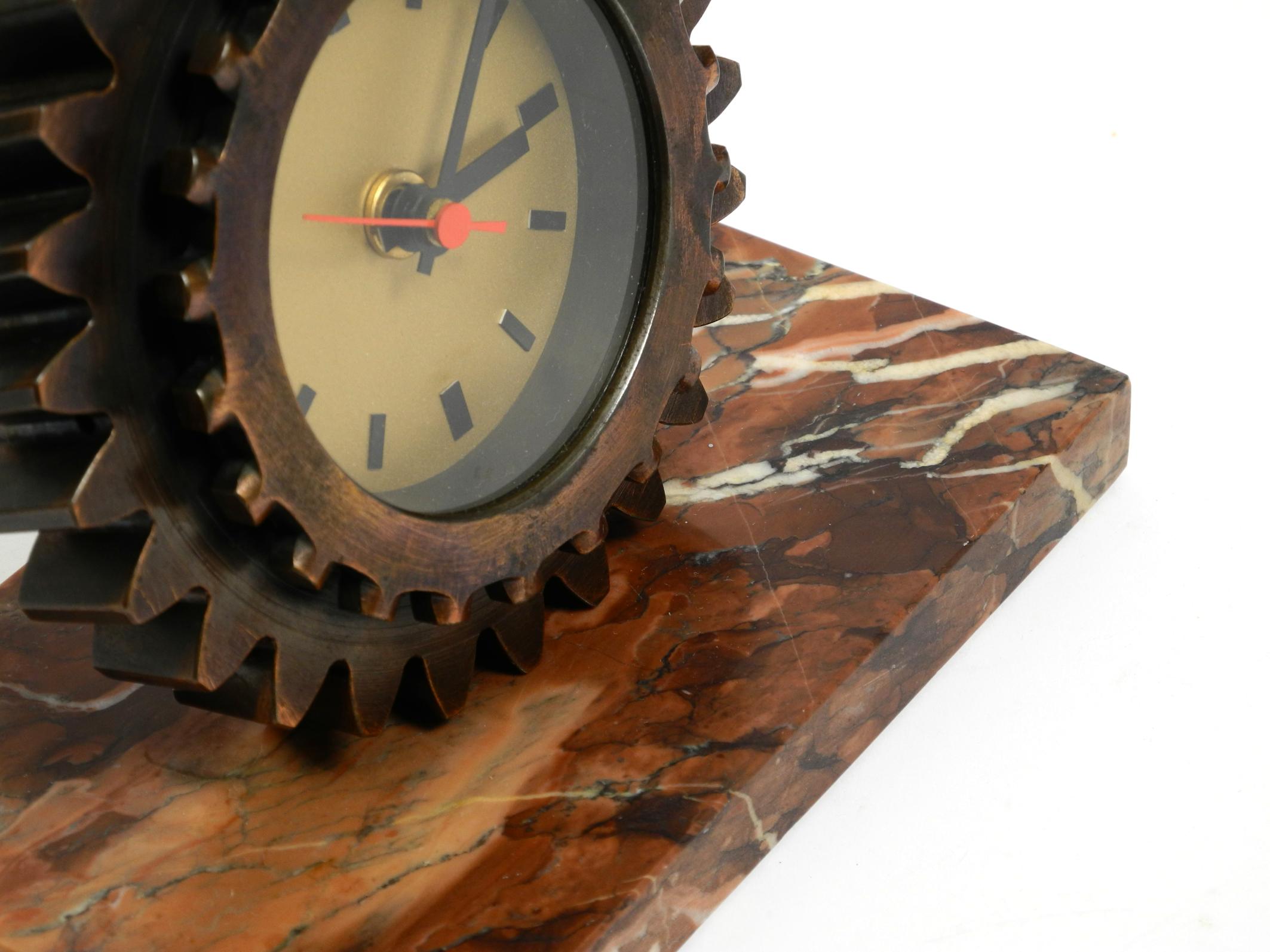 Precioso reloj de sobremesa pesado de los años 70 hecho con un engranaje de hierro y una base de mármol en venta 7
