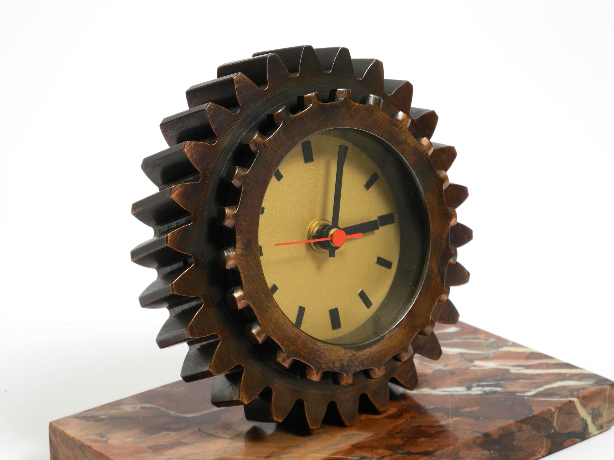 Precioso reloj de sobremesa pesado de los años 70 hecho con un engranaje de hierro y una base de mármol en venta 9