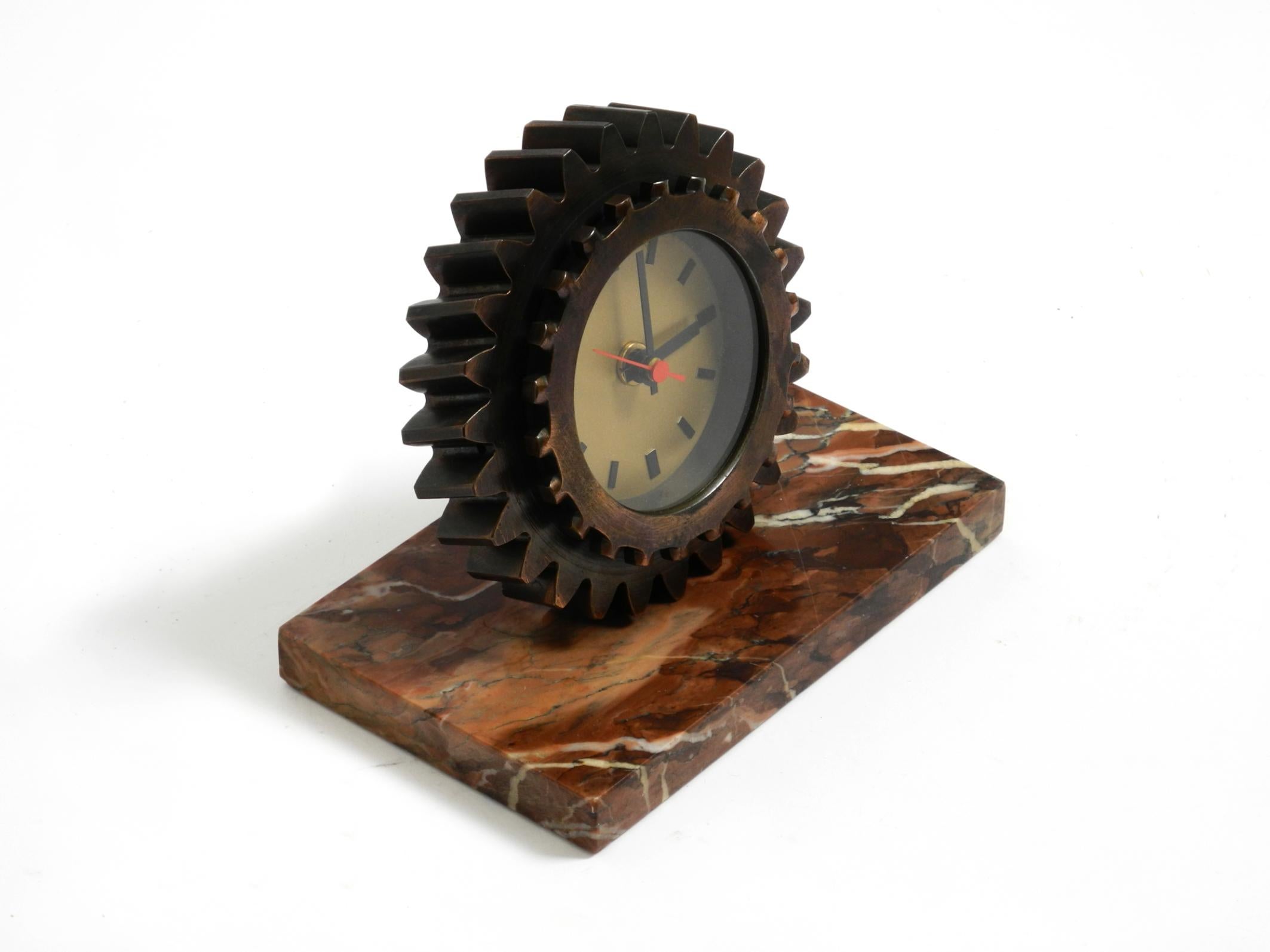 Precioso reloj de sobremesa pesado de los años 70 hecho con un engranaje de hierro y una base de mármol en venta 10