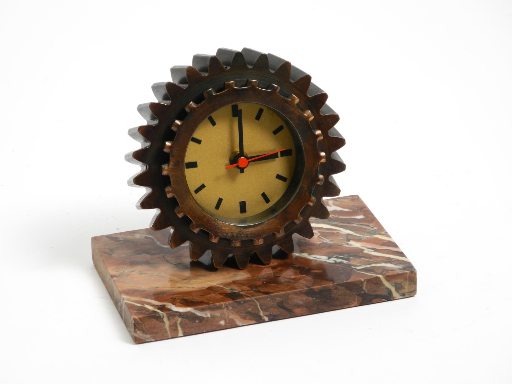 Precioso reloj de sobremesa pesado de los años 70 hecho con un engranaje de hierro y una base de mármol en venta 11