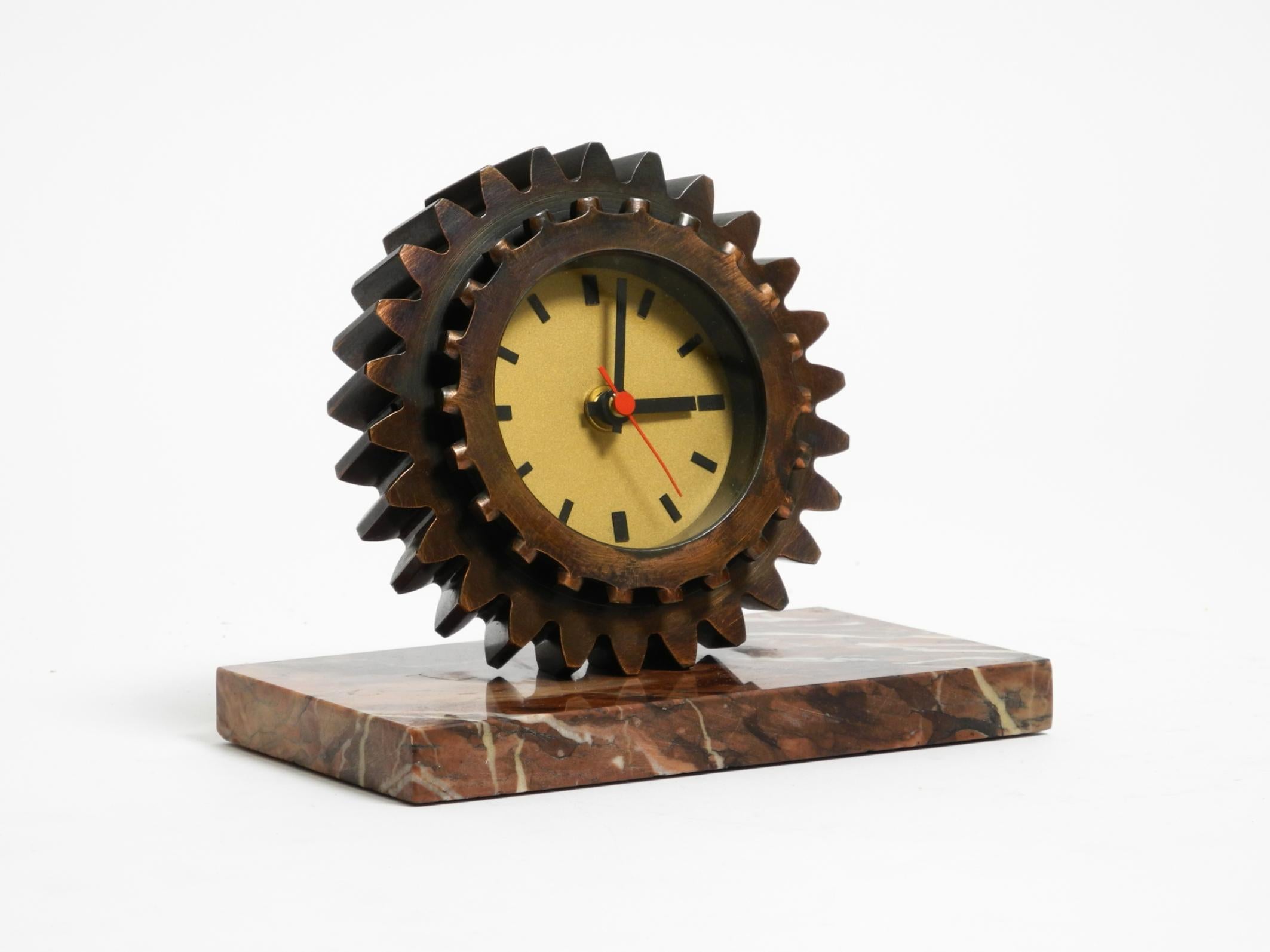 Precioso reloj de sobremesa pesado de los años 70 hecho con un engranaje de hierro y una base de mármol Industrial en venta