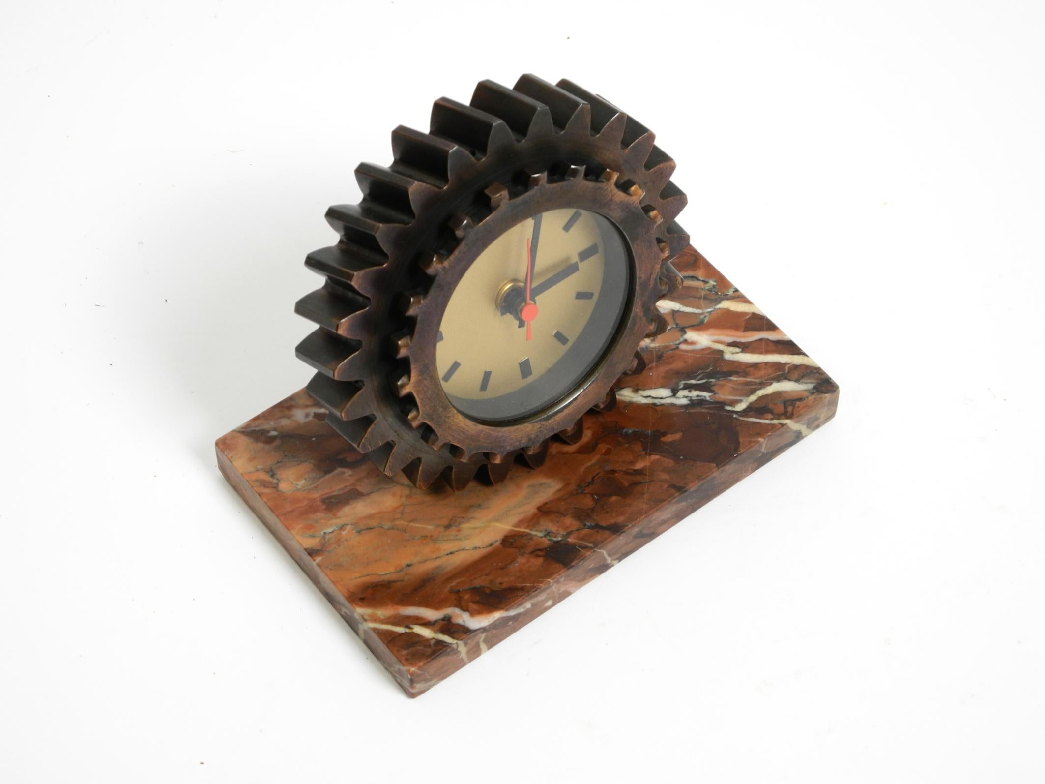 Precioso reloj de sobremesa pesado de los años 70 hecho con un engranaje de hierro y una base de mármol Alemán en venta
