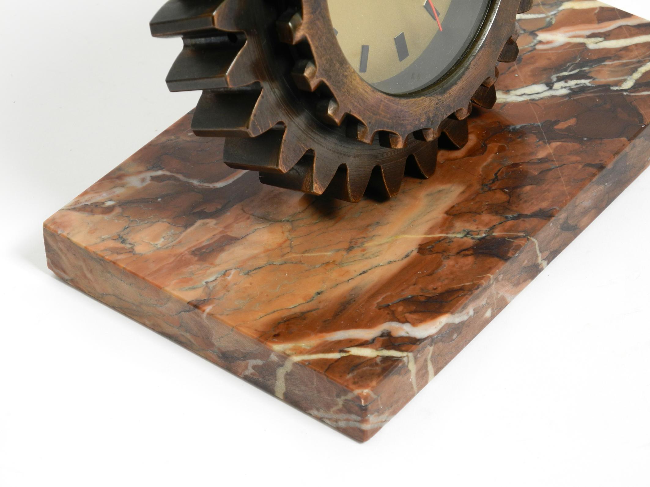 Precioso reloj de sobremesa pesado de los años 70 hecho con un engranaje de hierro y una base de mármol finales del siglo XX en venta