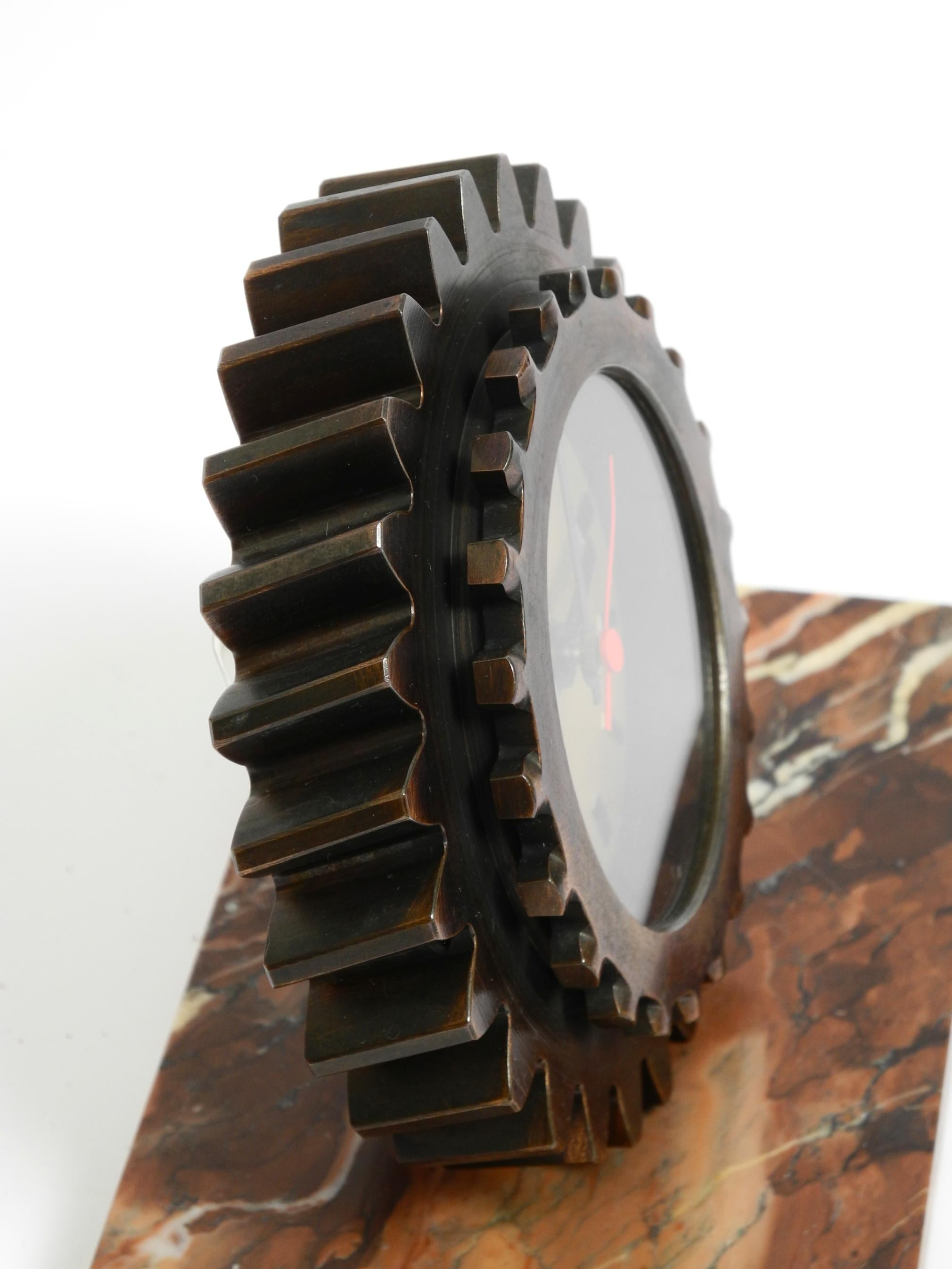 Precioso reloj de sobremesa pesado de los años 70 hecho con un engranaje de hierro y una base de mármol Cobre en venta