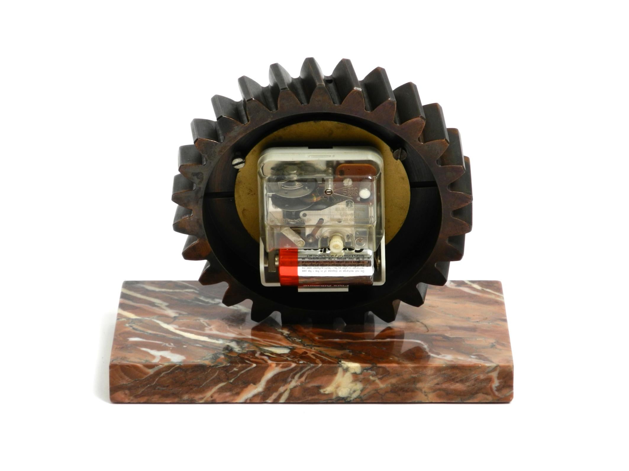 Precioso reloj de sobremesa pesado de los años 70 hecho con un engranaje de hierro y una base de mármol en venta 1