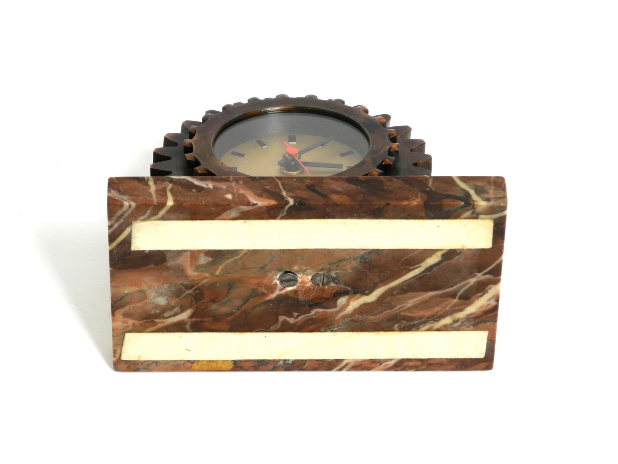 Precioso reloj de sobremesa pesado de los años 70 hecho con un engranaje de hierro y una base de mármol en venta 2