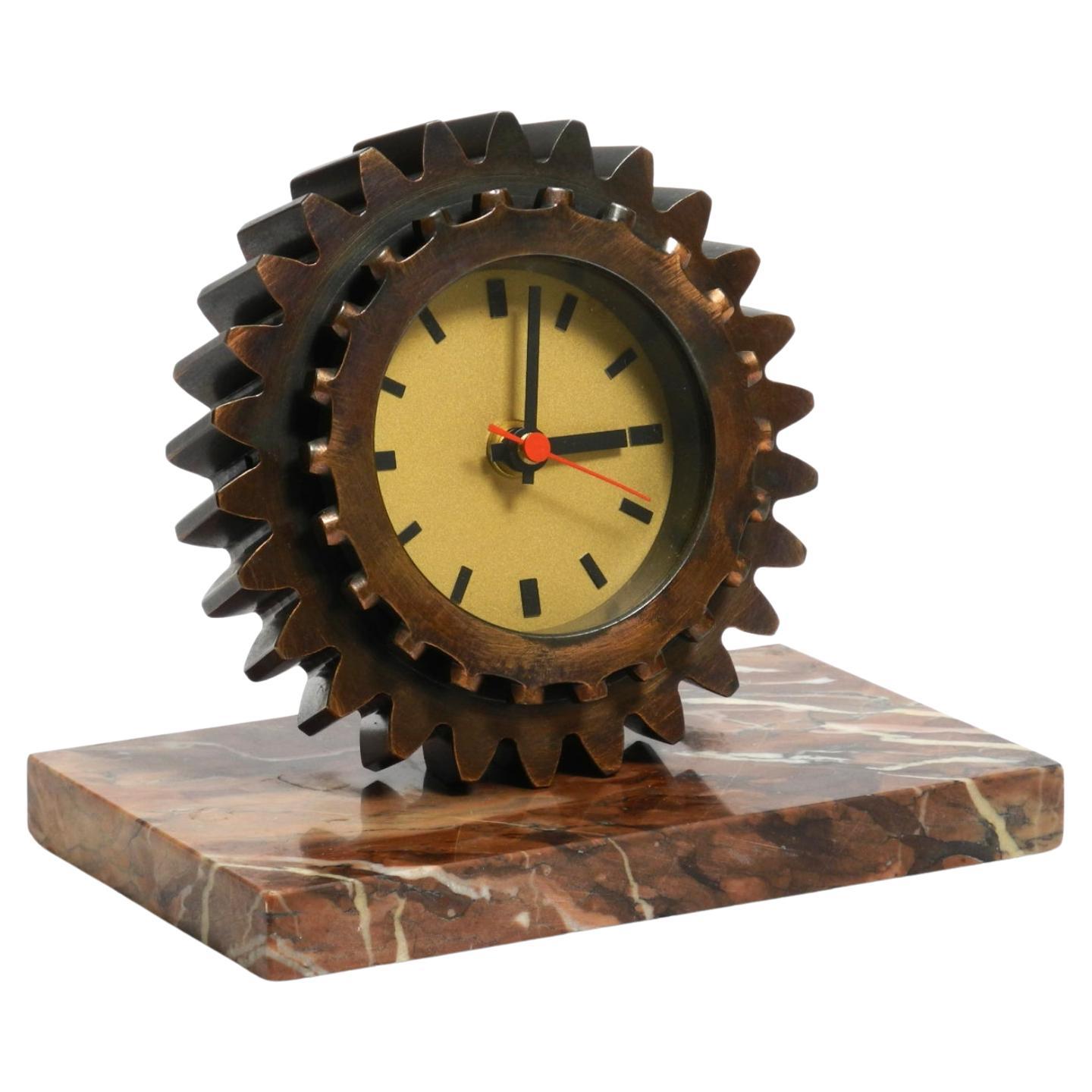 Precioso reloj de sobremesa pesado de los años 70 hecho con un engranaje de hierro y una base de mármol en venta