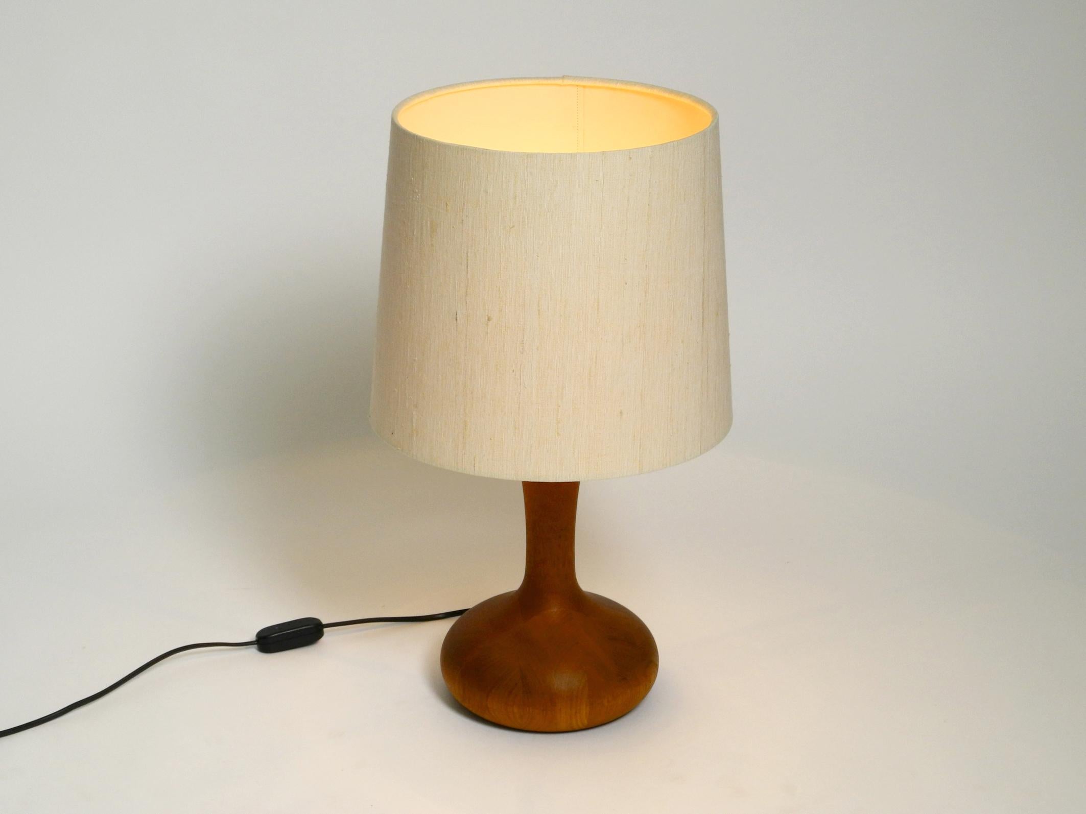 Postmoderne Magnifique lampe de bureau DOMUS en teck des années 80 avec abat-jour d'origine en tissu de soie sauvage en vente