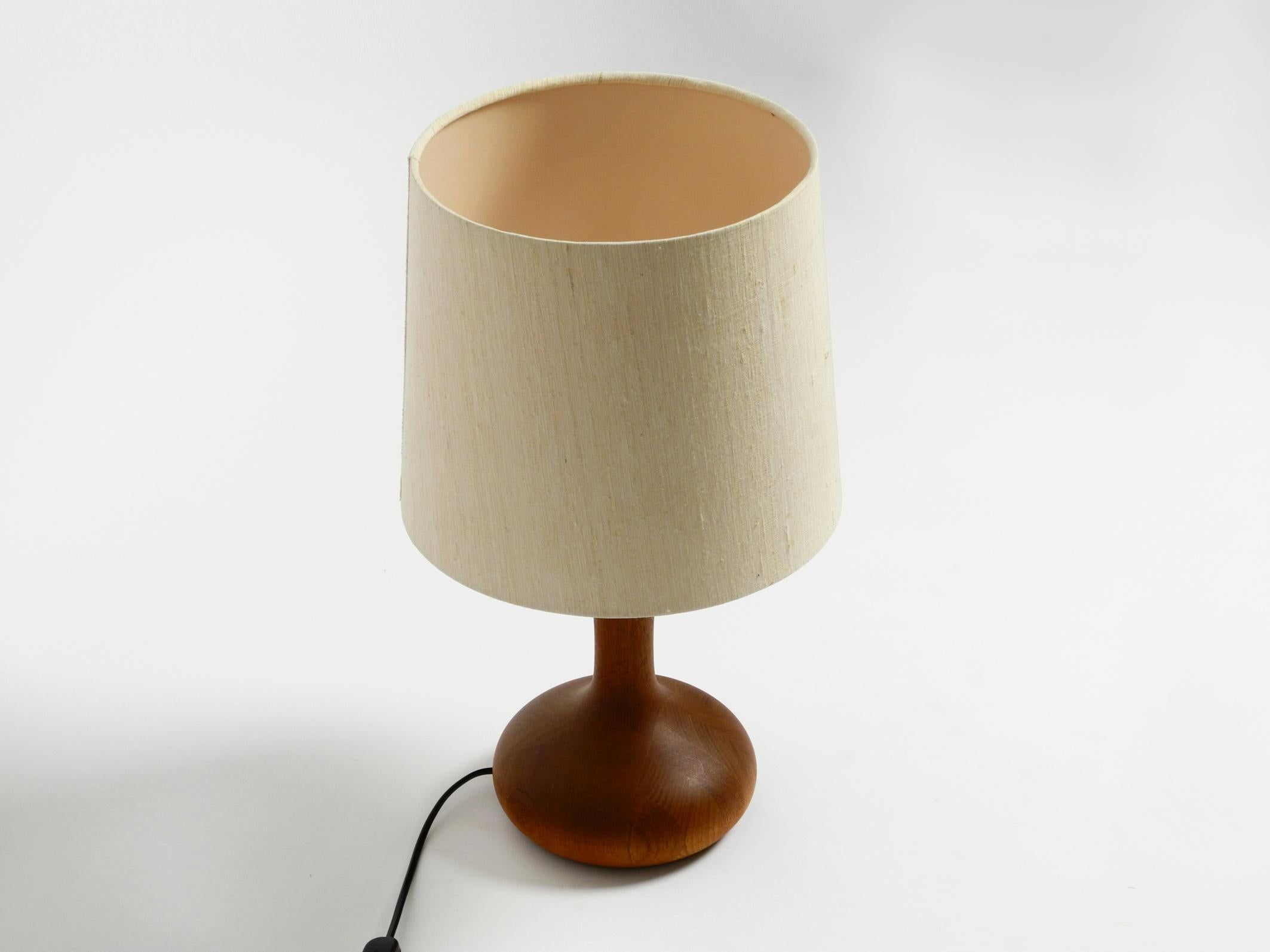 Allemand Magnifique lampe de bureau DOMUS en teck des années 80 avec abat-jour d'origine en tissu de soie sauvage en vente