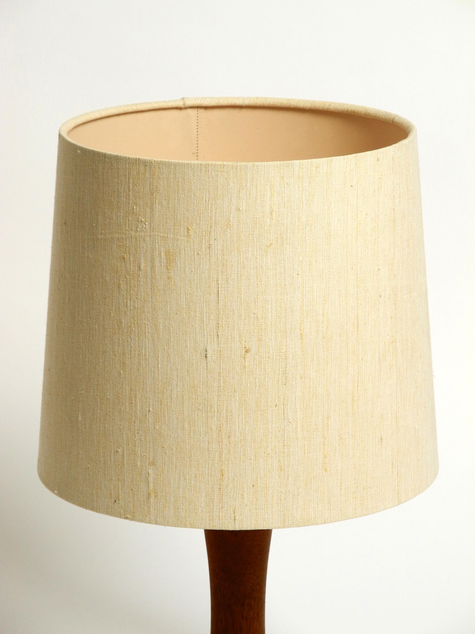 Beautiful 80s Domus Teak Table Lamp with Original Wild Silk Fabric Shade In Good Condition For Sale In München, DE