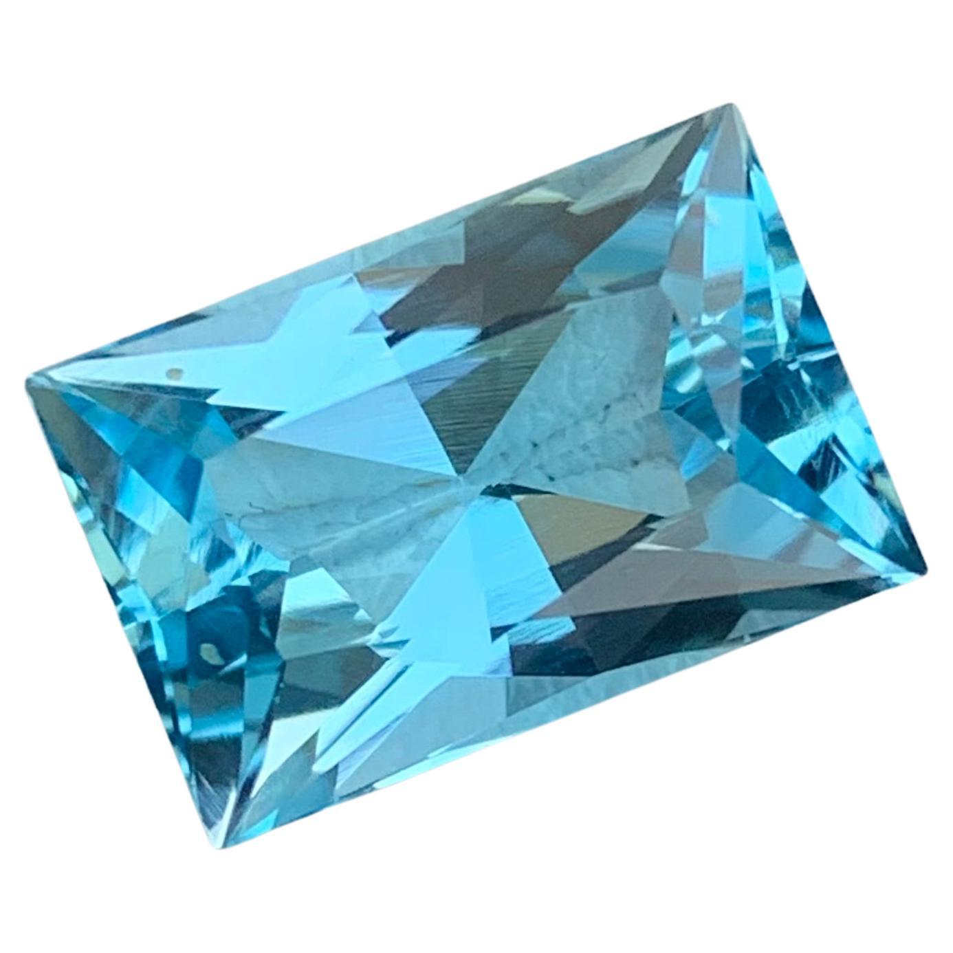Magnifique topaze bleu ciel facettée de 8,50 carats en forme de baguette du Brésil