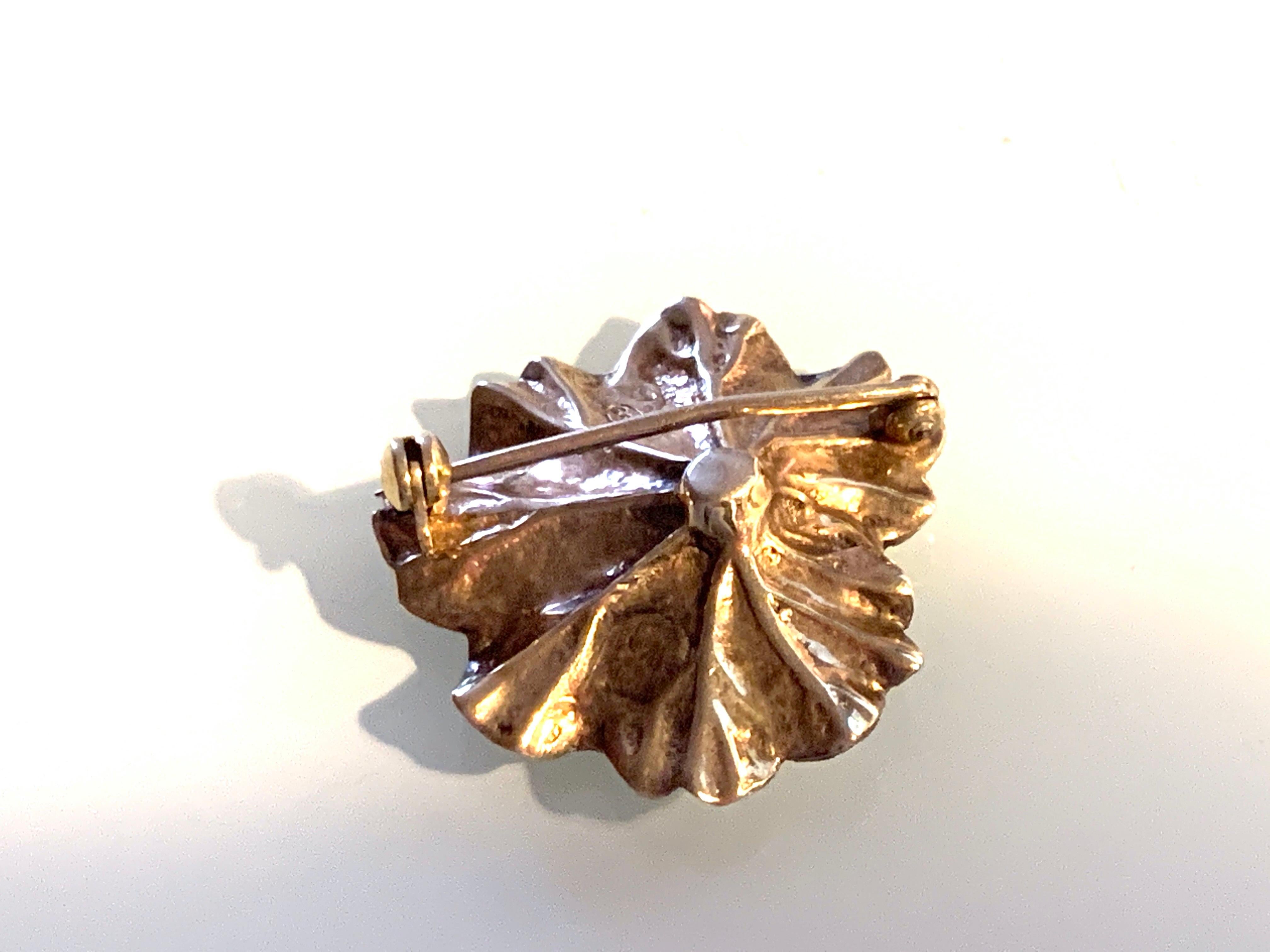 Schöne 9 Karat Gold Perle auf einer wasserblattförmigen Brosche (Art nouveau) im Angebot