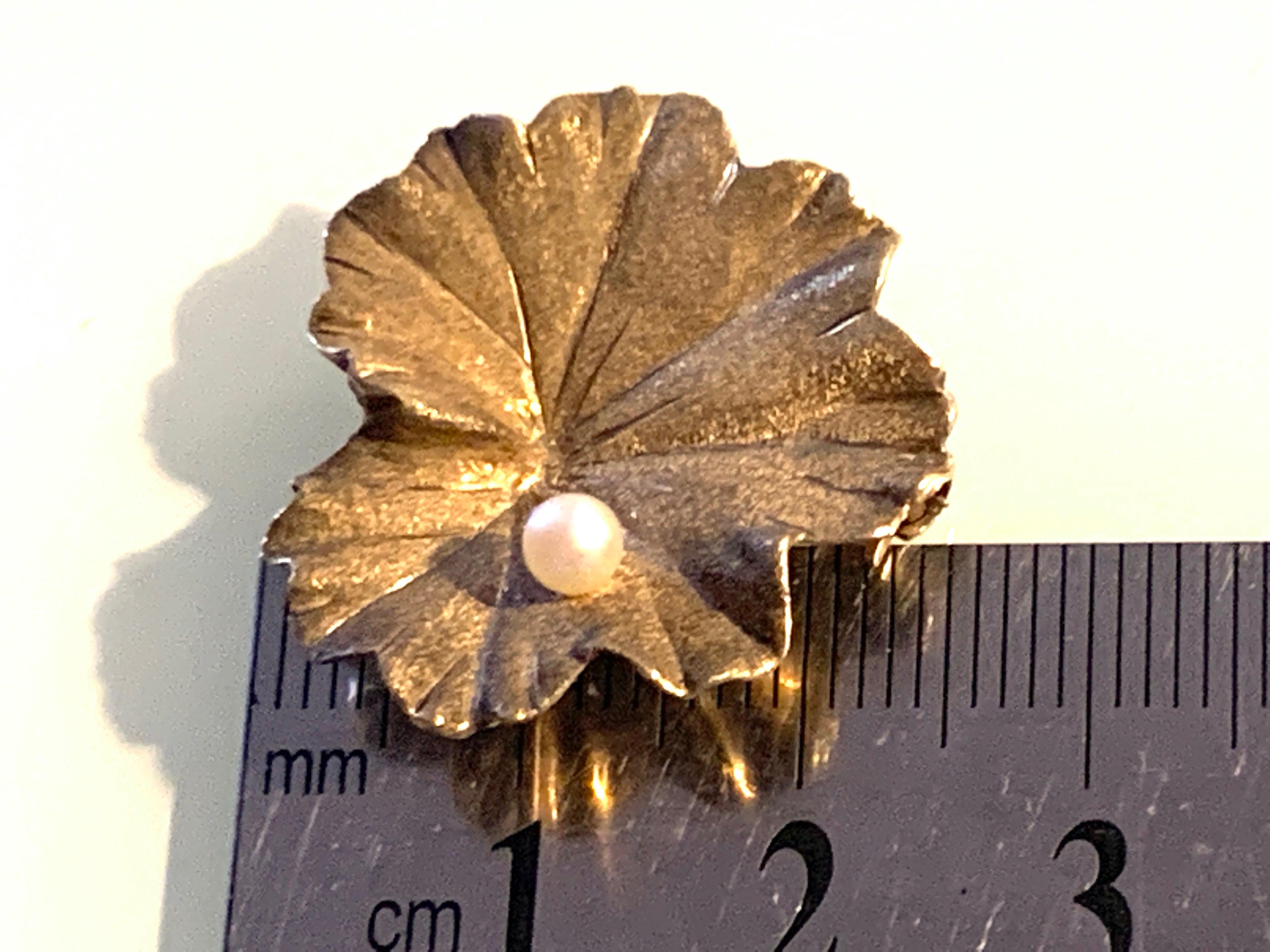 Women's Beautiful 9 Carat Gold Pearl on a Waterlily Leaf Brooch For Sale