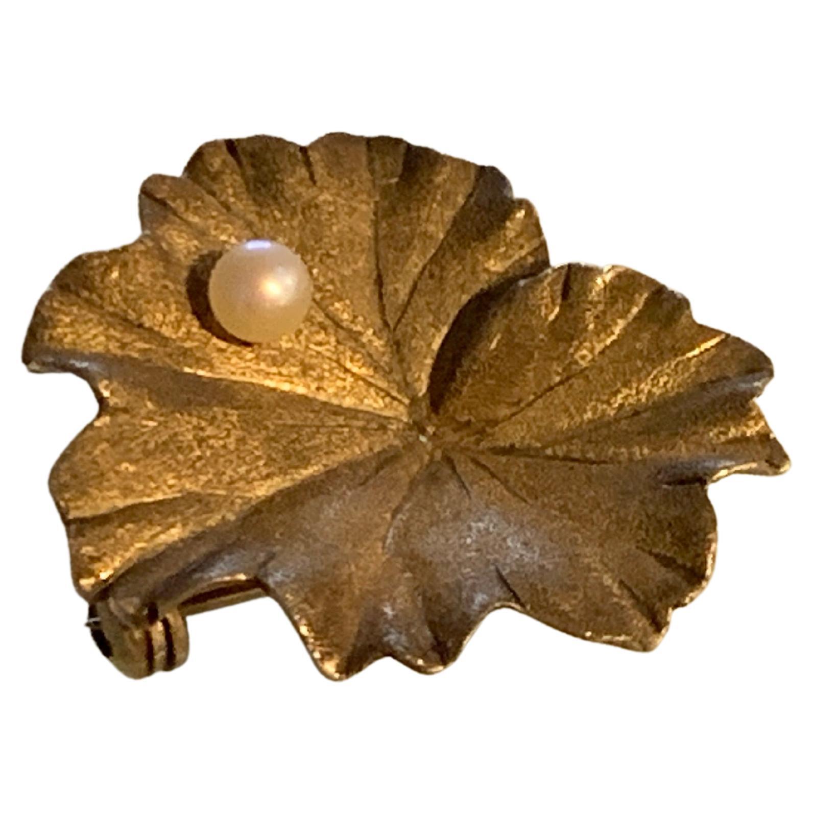 Schöne 9 Karat Gold Perle auf einer wasserblattförmigen Brosche im Angebot