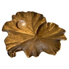 Schöne 9 Karat Gold Perle auf einer wasserblattförmigen Brosche