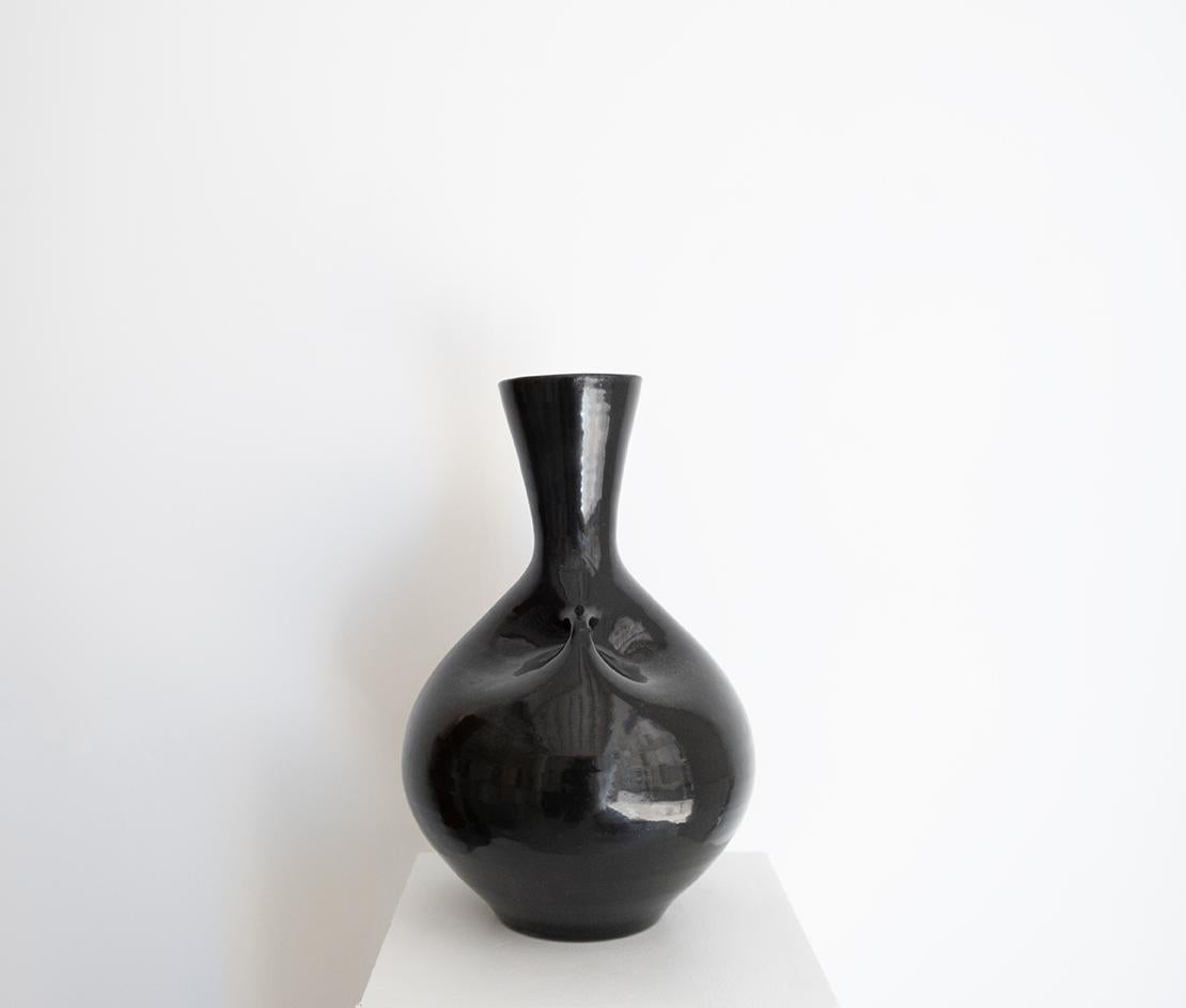 Français Magnifique vase d'Accolay de forme libre en vente