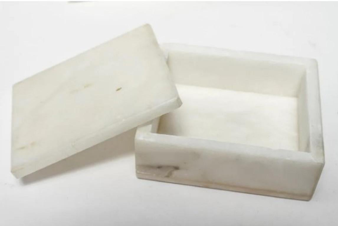 Cajas de baratijas de alabastro, juego de cuatro (4) pequeños ejemplares antiguos tallados.
Todas tienen pequeños desconchones de contacto y algunas estrías en los bordes de la parte superior e inferior.  
