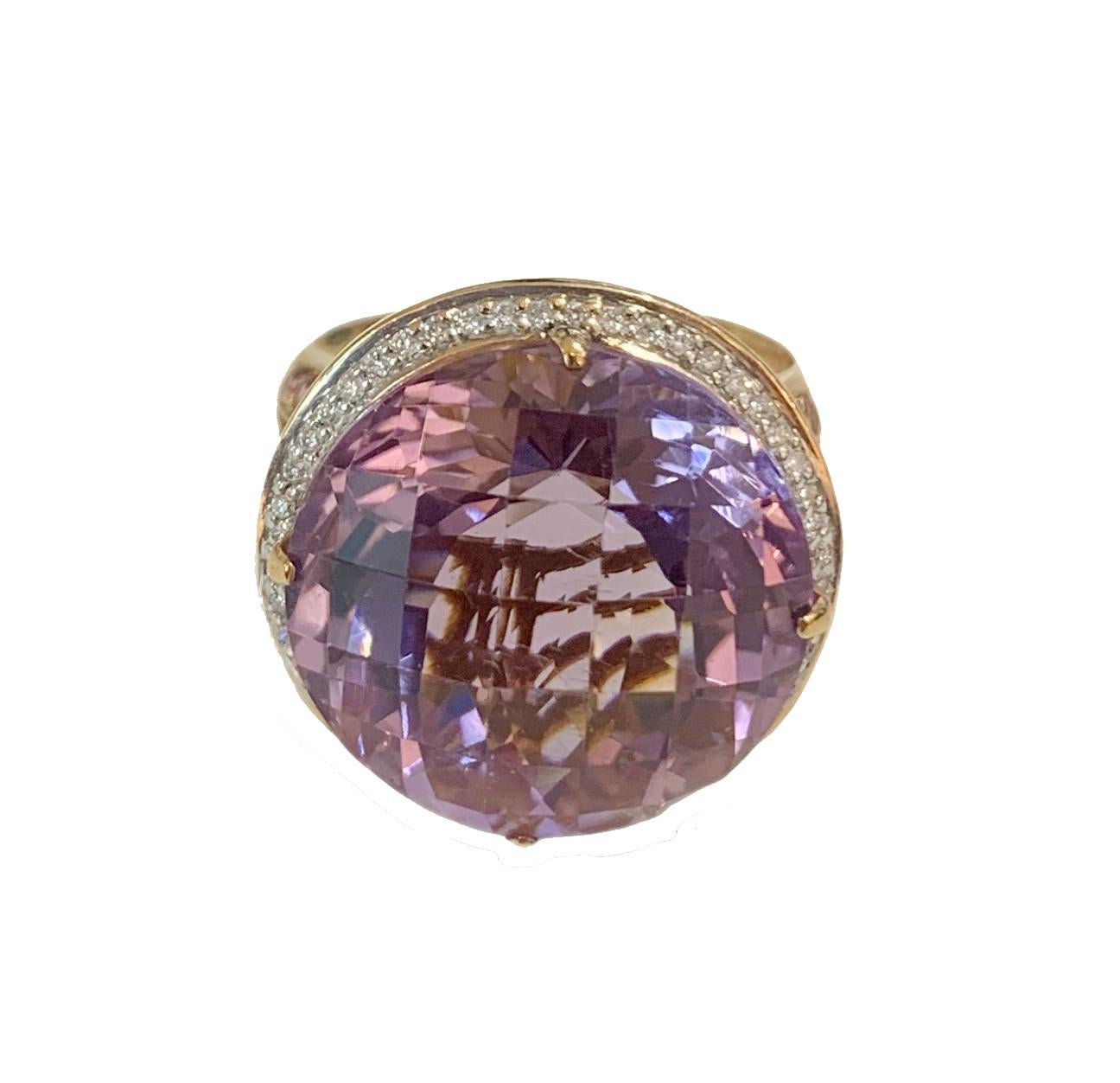 -Sur mesure

-Or rose 18k

-Taille de l'anneau : 8, redimensionnable

-Poids : 11gr

-Améthyste : 18mm de diamètre, 16ct.

-Diamant : 0,5ct, SI/G

-Saphir rose : 0,8ct

-Vente au détail : 4500