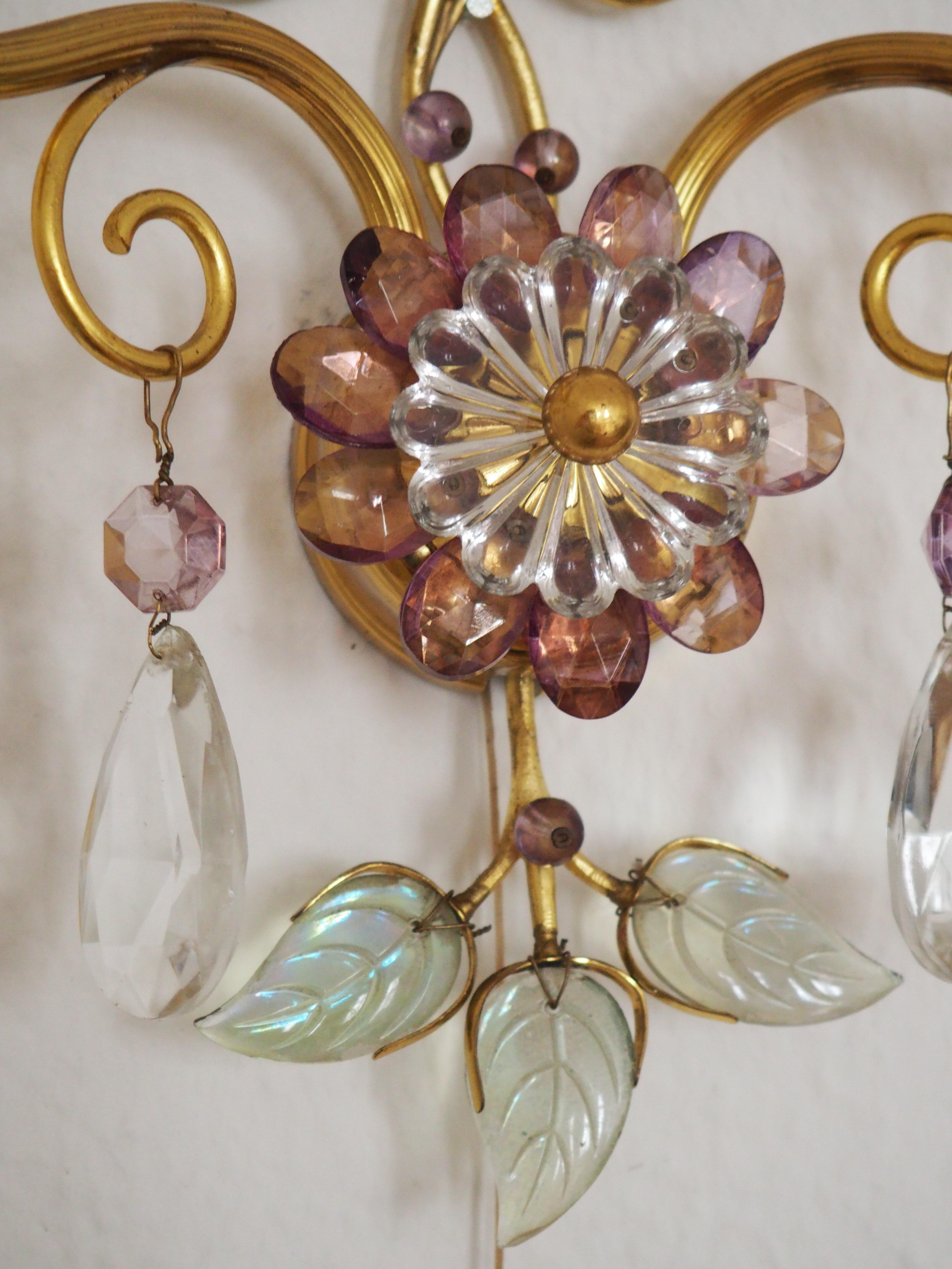 Une belle applique murale à deux lumières en laiton doré et cristal dans le style de la Maison Baguès, vers les années 1950.
Douille : Deux x Edison (E14) pour ampoules à vis standard.
 