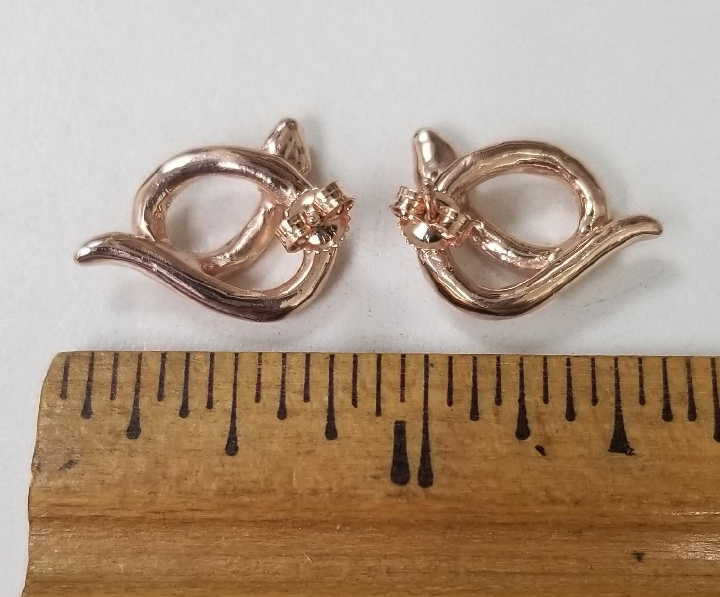 Taille ronde Boucles d'oreilles serpent en or 14 carats avec diamants, d'une beauté et d'une qualité d'exécution étonnantes en vente
