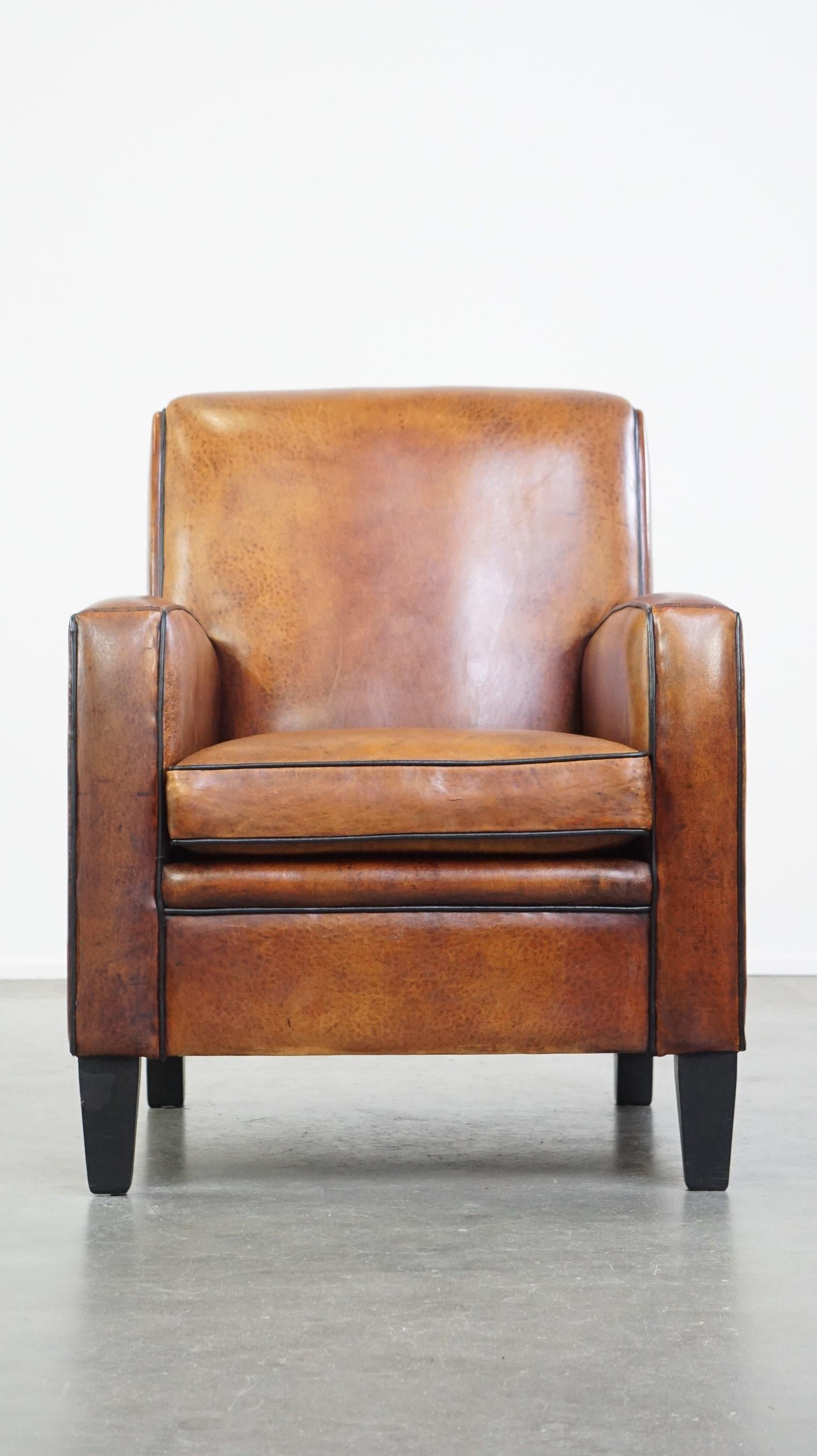 In offerta questa bella e comoda poltrona in pelle di pecora dal design Art Déco con una bella patina.

Questa fantastica poltrona in pelle di pecora è un vero e proprio richiamo visivo grazie al suo design elegante e alla sua finitura con profili