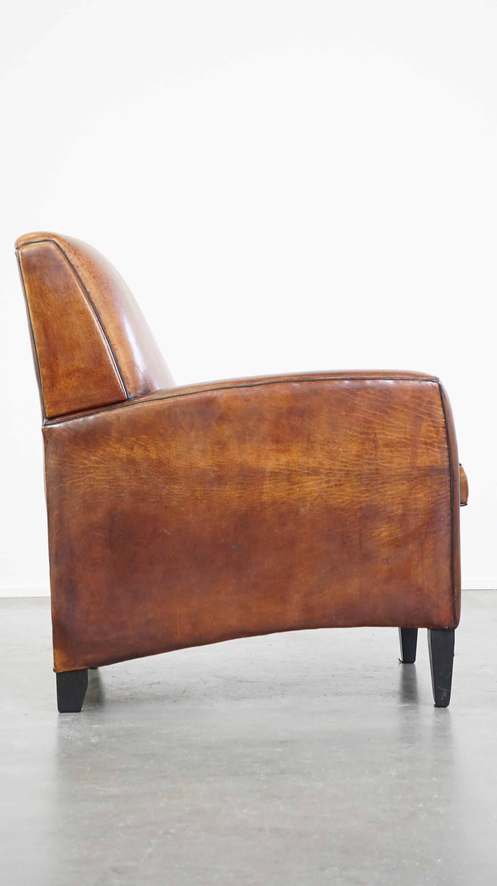 Olandese Bellissima e confortevole poltrona in pelle di pecora dal design Art Deco in vendita