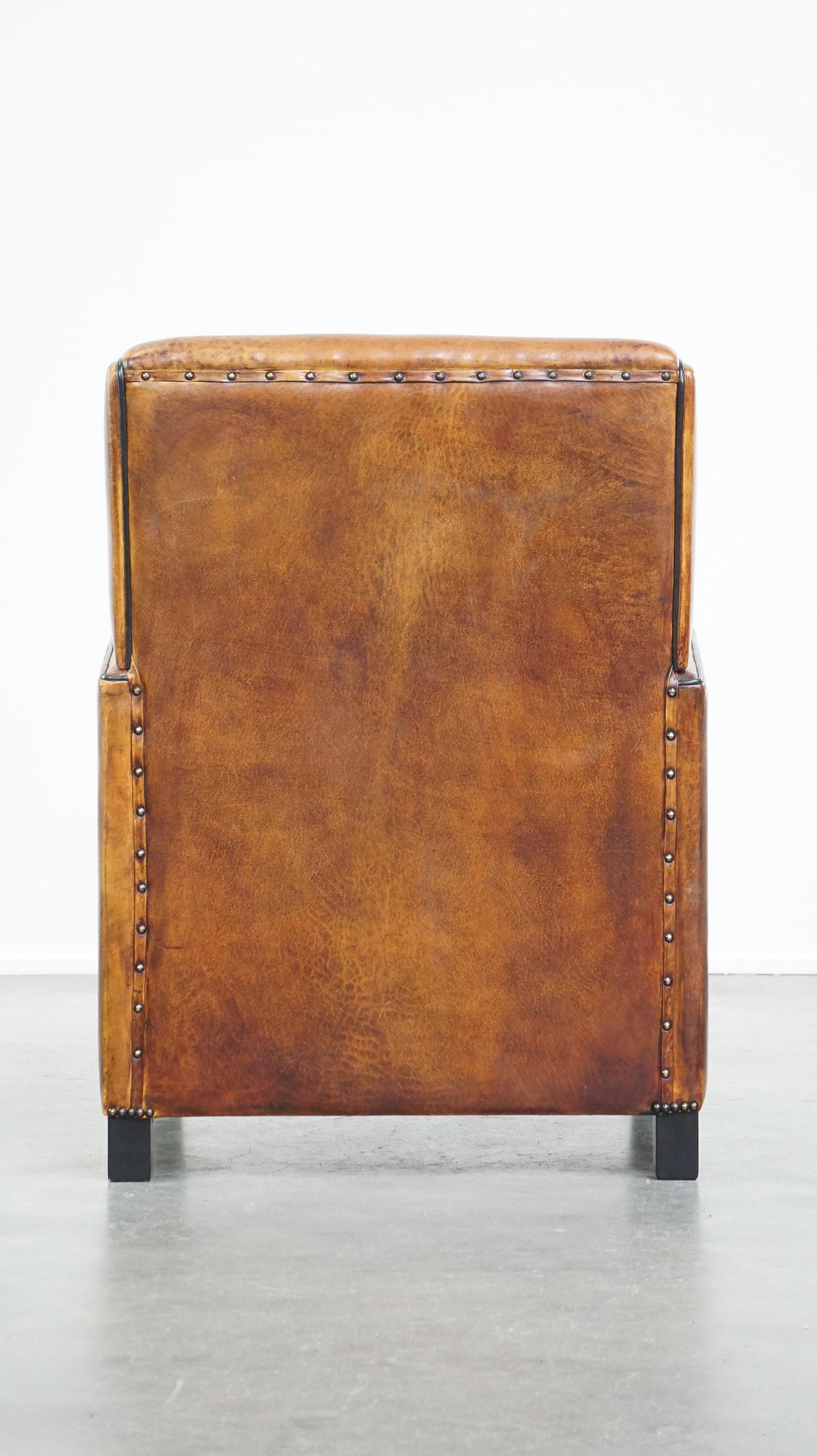 Fatto a mano Bellissima e confortevole poltrona in pelle di pecora dal design Art Deco in vendita