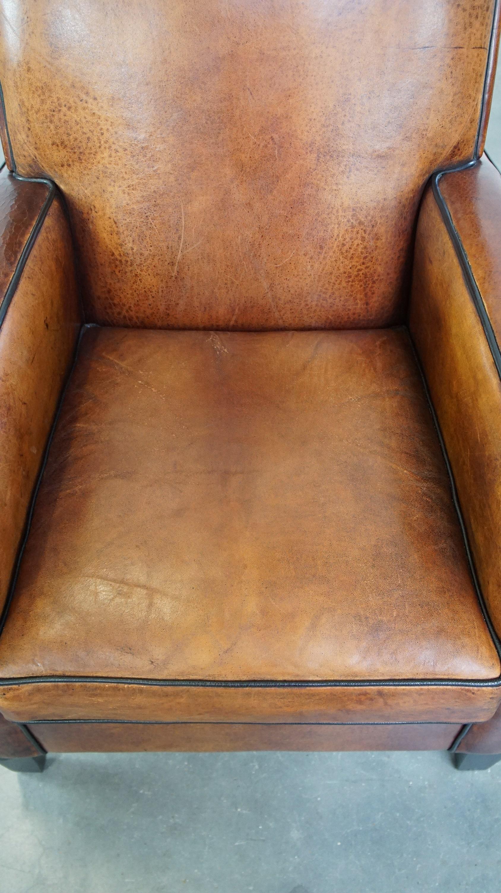 XXI secolo e contemporaneo Bellissima e confortevole poltrona in pelle di pecora dal design Art Deco in vendita