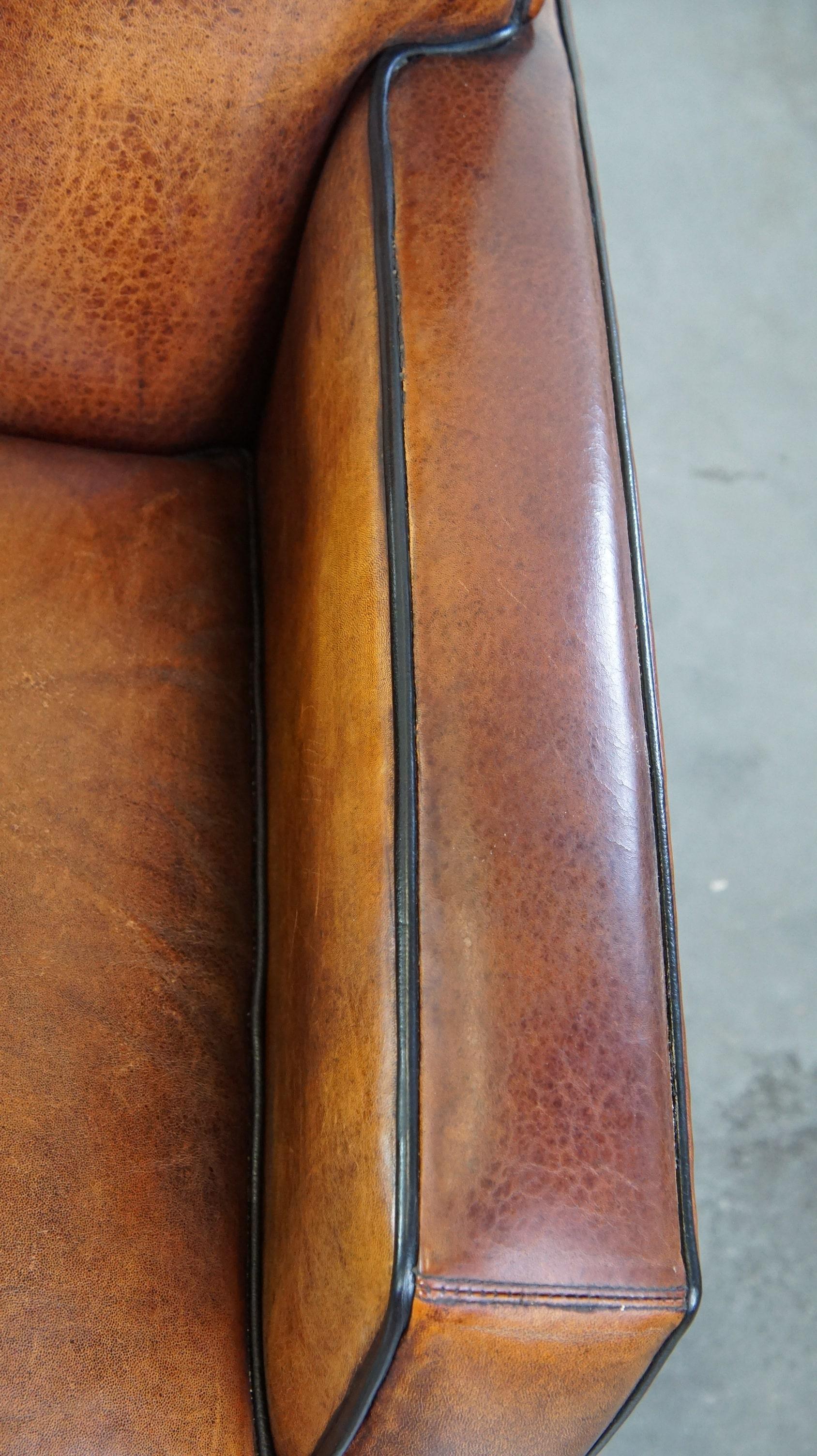 Bellissima e confortevole poltrona in pelle di pecora dal design Art Deco in vendita 1