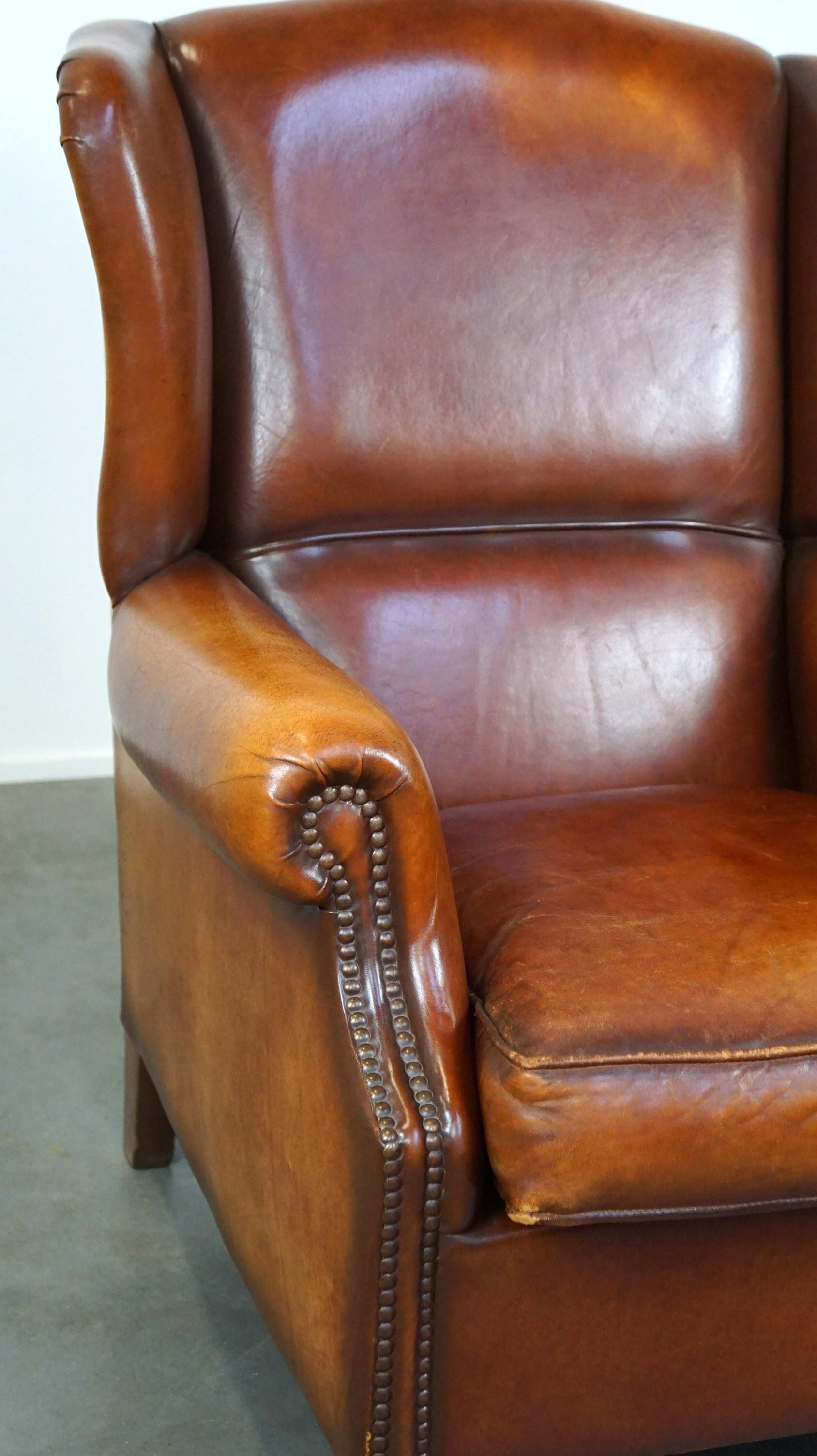 Magnifique et confortable fauteuil à dossier en peau de mouton avec une merveilleuse Patina en vente 4