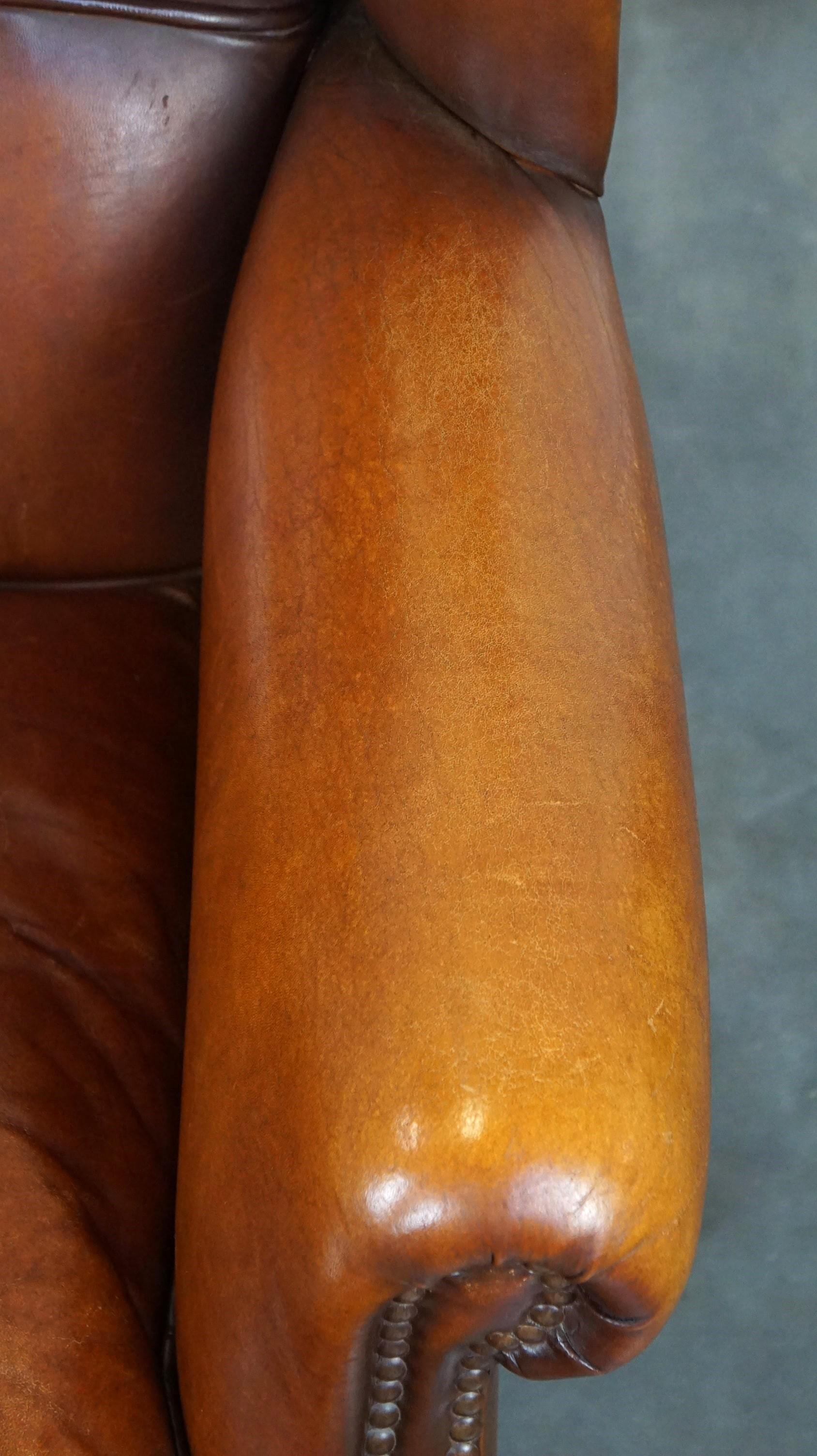 Magnifique et confortable fauteuil à dossier en peau de mouton avec une merveilleuse Patina en vente 1