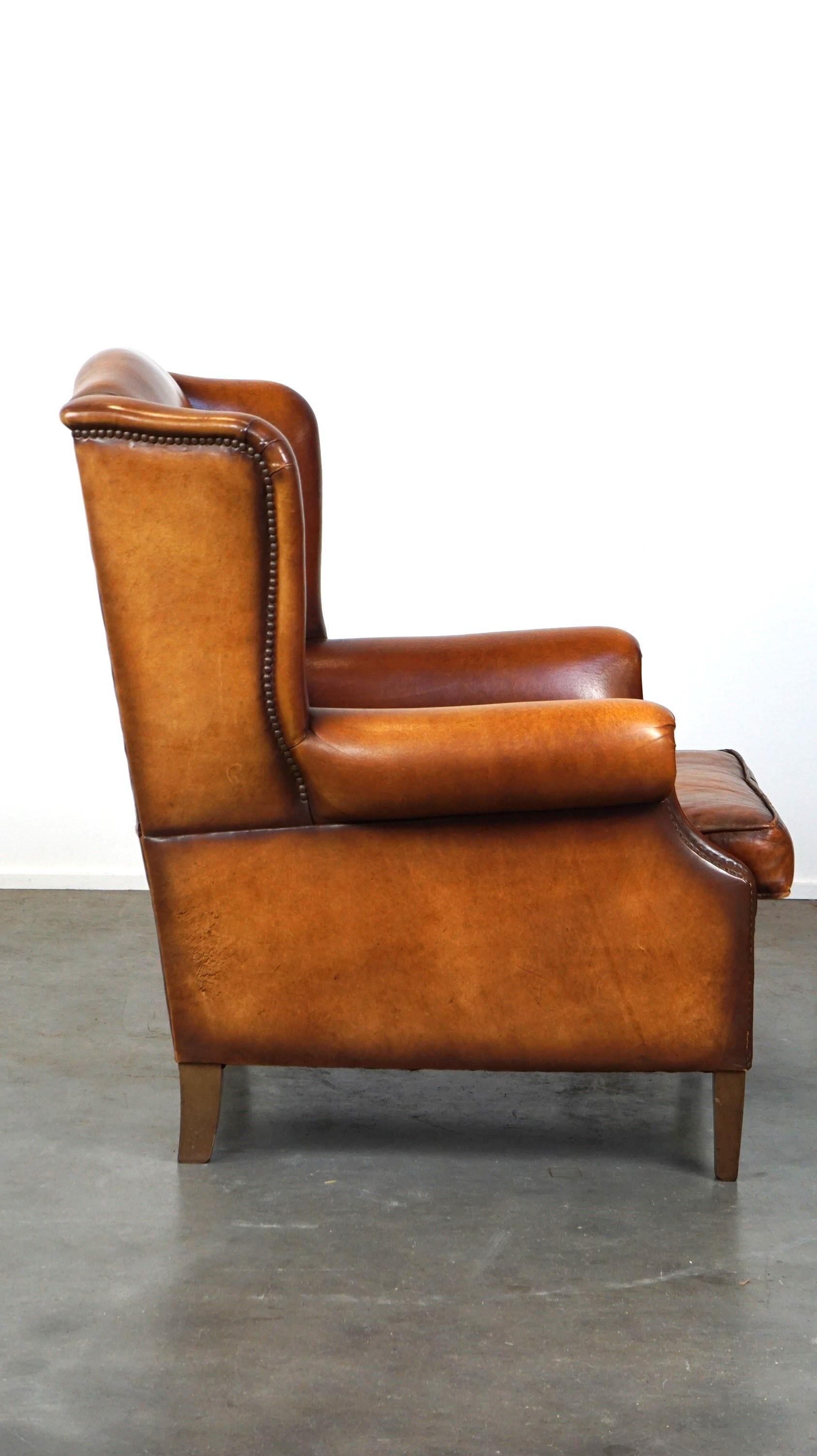 Néerlandais Magnifique et confortable fauteuil à dossier en peau de mouton avec une merveilleuse Patina en vente