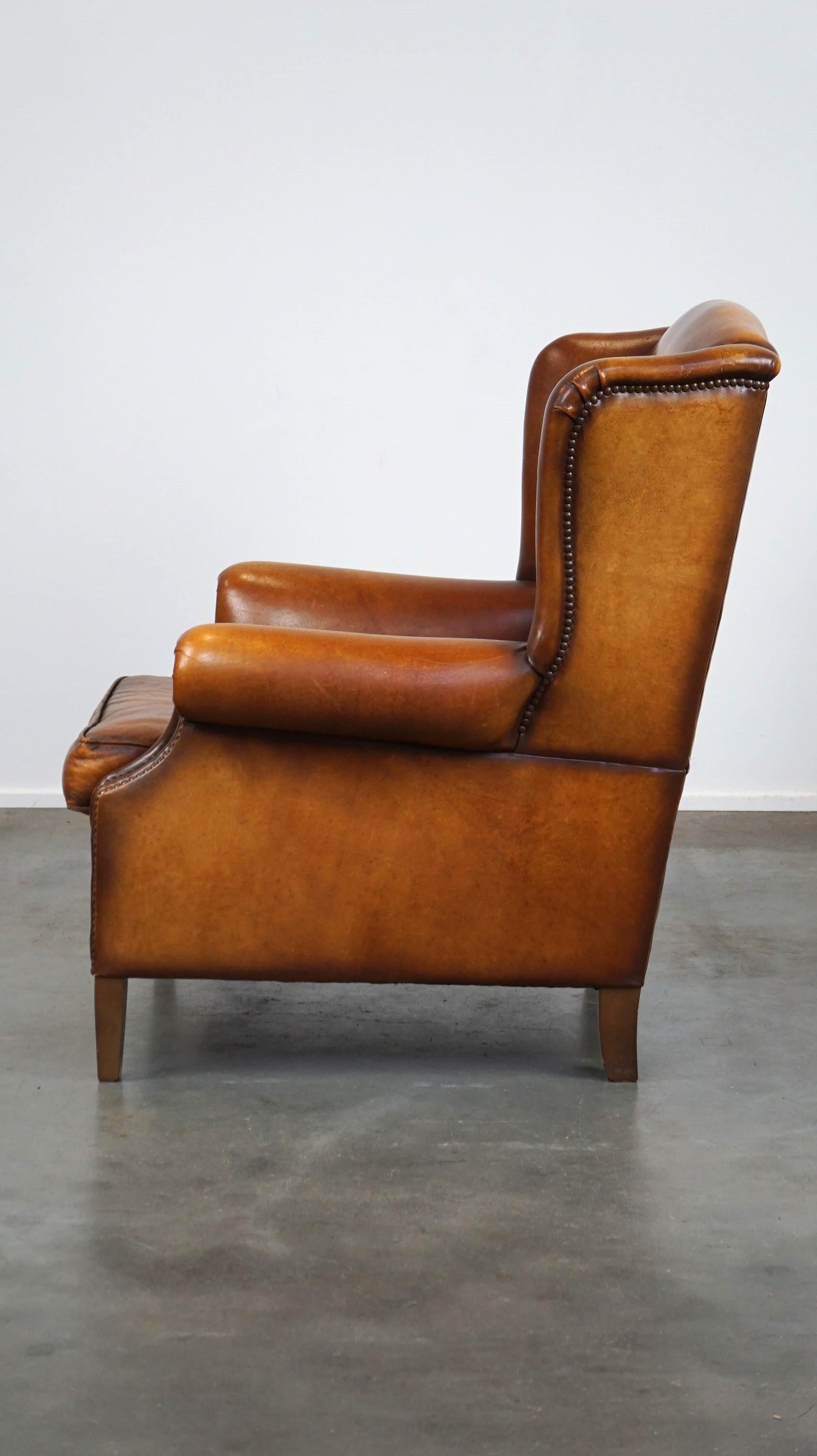 Magnifique et confortable fauteuil à dossier en peau de mouton avec une merveilleuse Patina État moyen - En vente à Harderwijk, NL