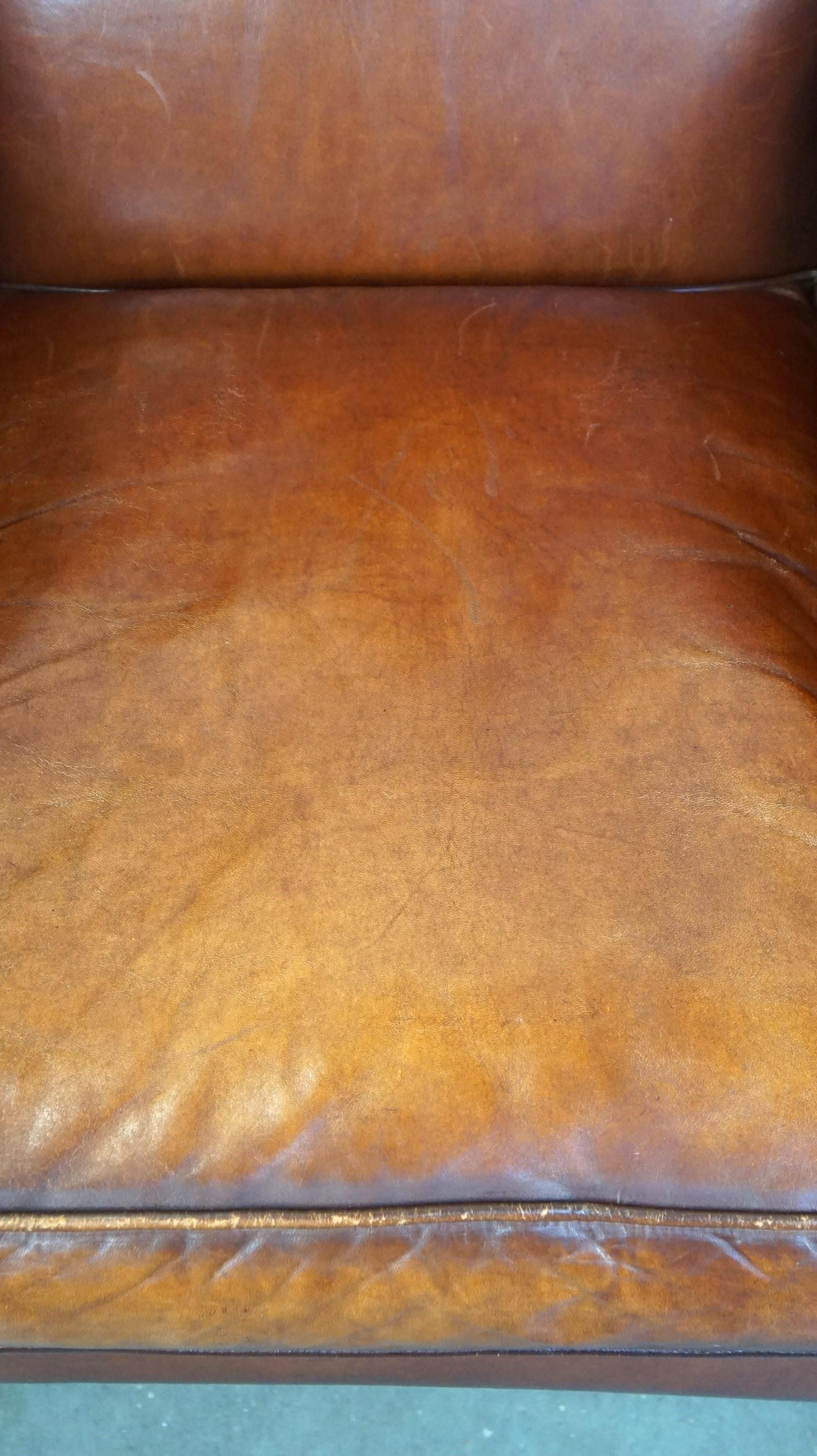 20ième siècle Magnifique et confortable fauteuil à dossier en peau de mouton avec une merveilleuse Patina en vente