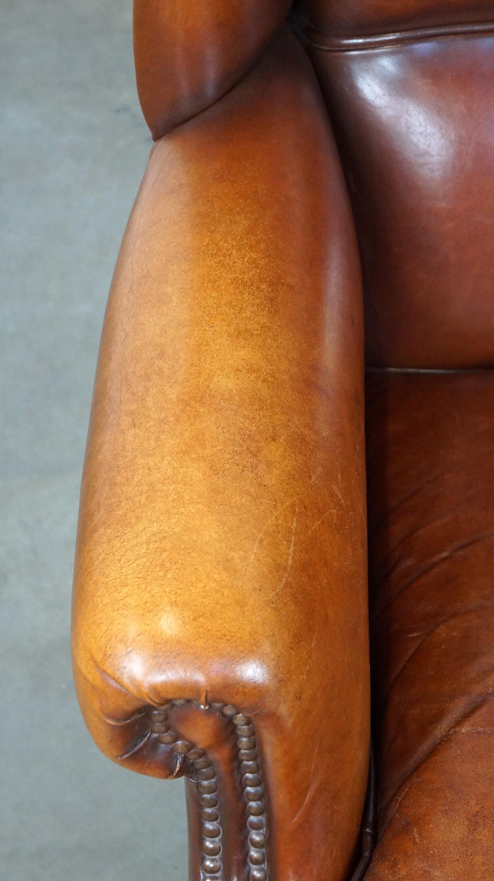 Cuir Magnifique et confortable fauteuil à dossier en peau de mouton avec une merveilleuse Patina en vente