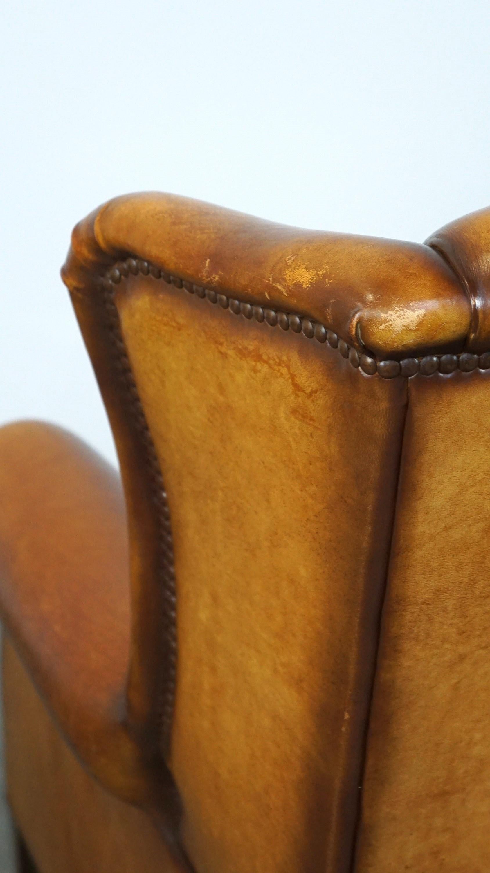 Magnifique et confortable fauteuil à dossier en peau de mouton avec une merveilleuse Patina en vente 2