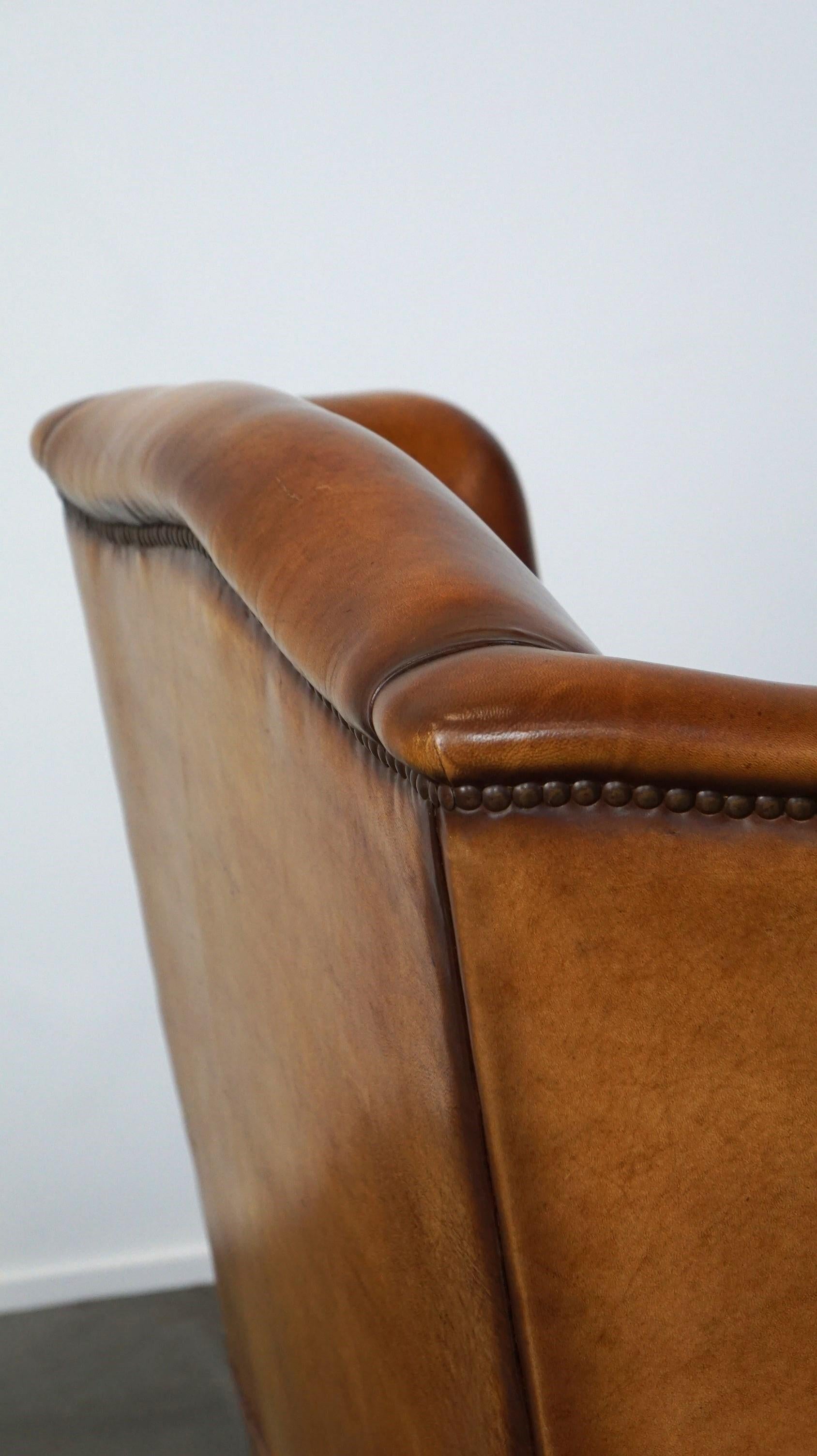Magnifique et confortable fauteuil à dossier en peau de mouton avec une merveilleuse Patina en vente 3