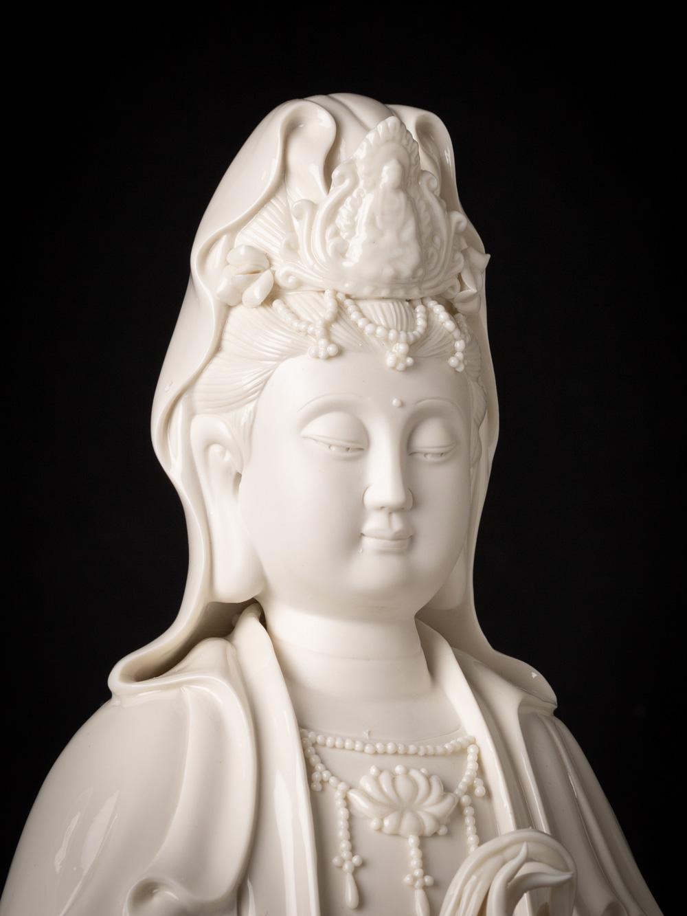 Schöne und detaillierte Guan-Yin-Statue aus Porzellan, die aus China stammt im Angebot 5