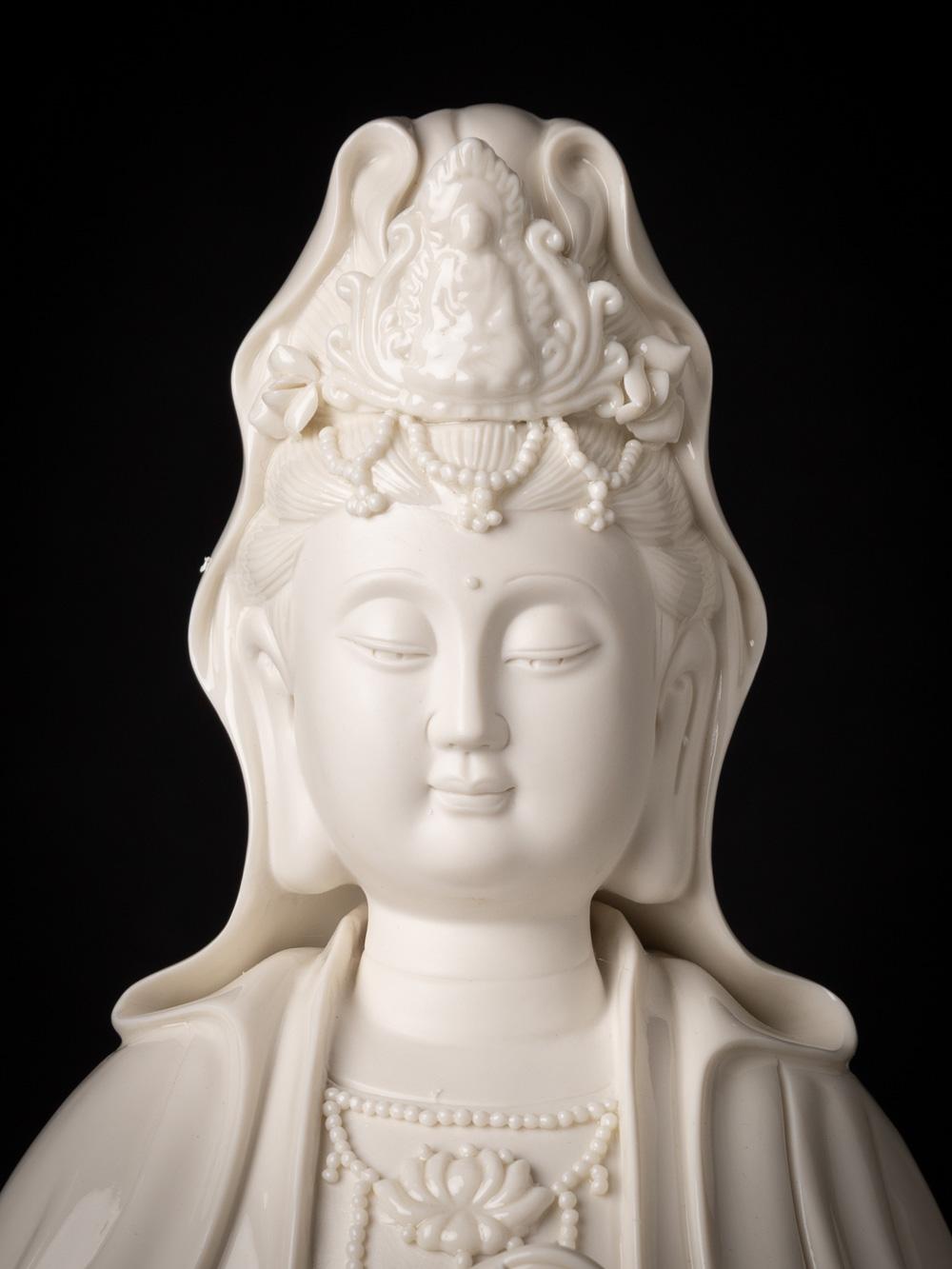 Schöne und detaillierte Guan-Yin-Statue aus Porzellan, die aus China stammt im Angebot 6