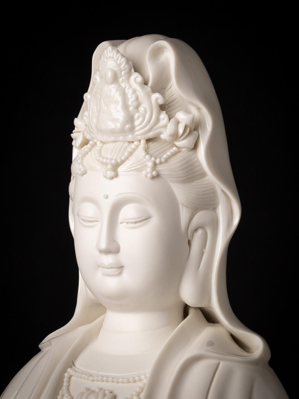 Schöne und detaillierte Guan-Yin-Statue aus Porzellan, die aus China stammt im Angebot 7