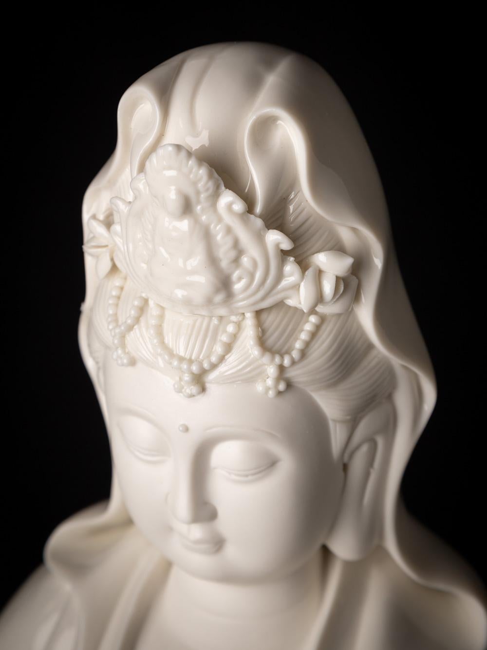 Magnifique et détaillée statue en porcelaine Guan Yin provenant de Chine 7
