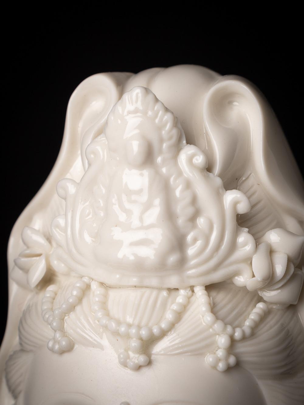 Schöne und detaillierte Guan-Yin-Statue aus Porzellan, die aus China stammt im Angebot 9