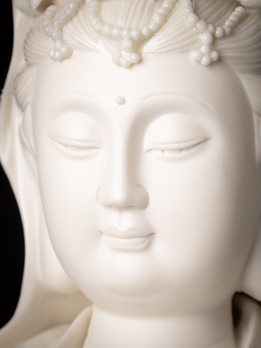 Schöne und detaillierte Guan-Yin-Statue aus Porzellan, die aus China stammt im Angebot 10