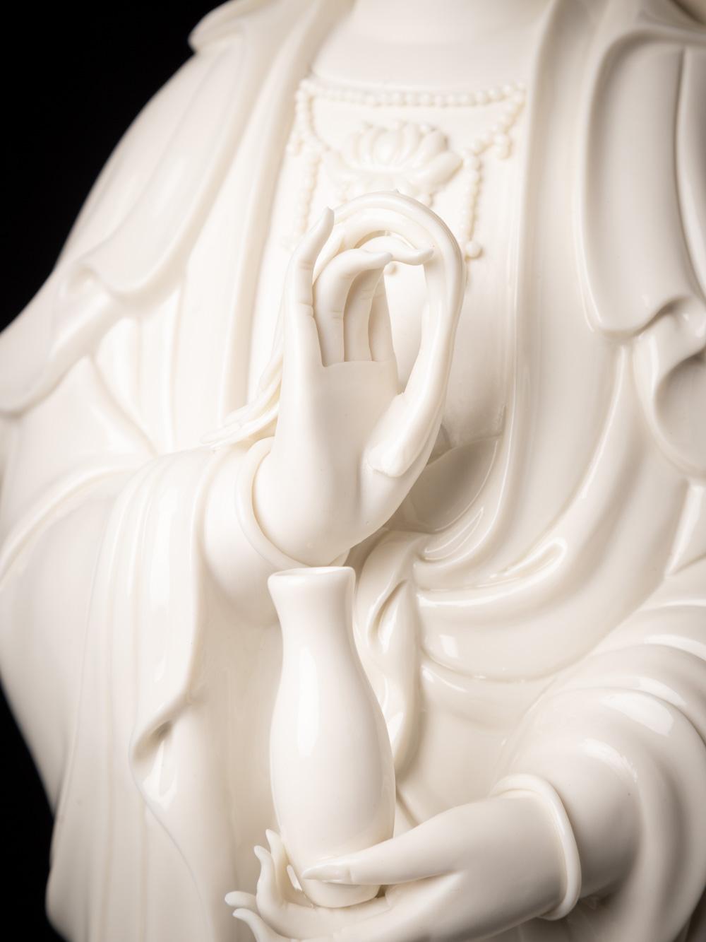Schöne und detaillierte Guan-Yin-Statue aus Porzellan, die aus China stammt im Angebot 11